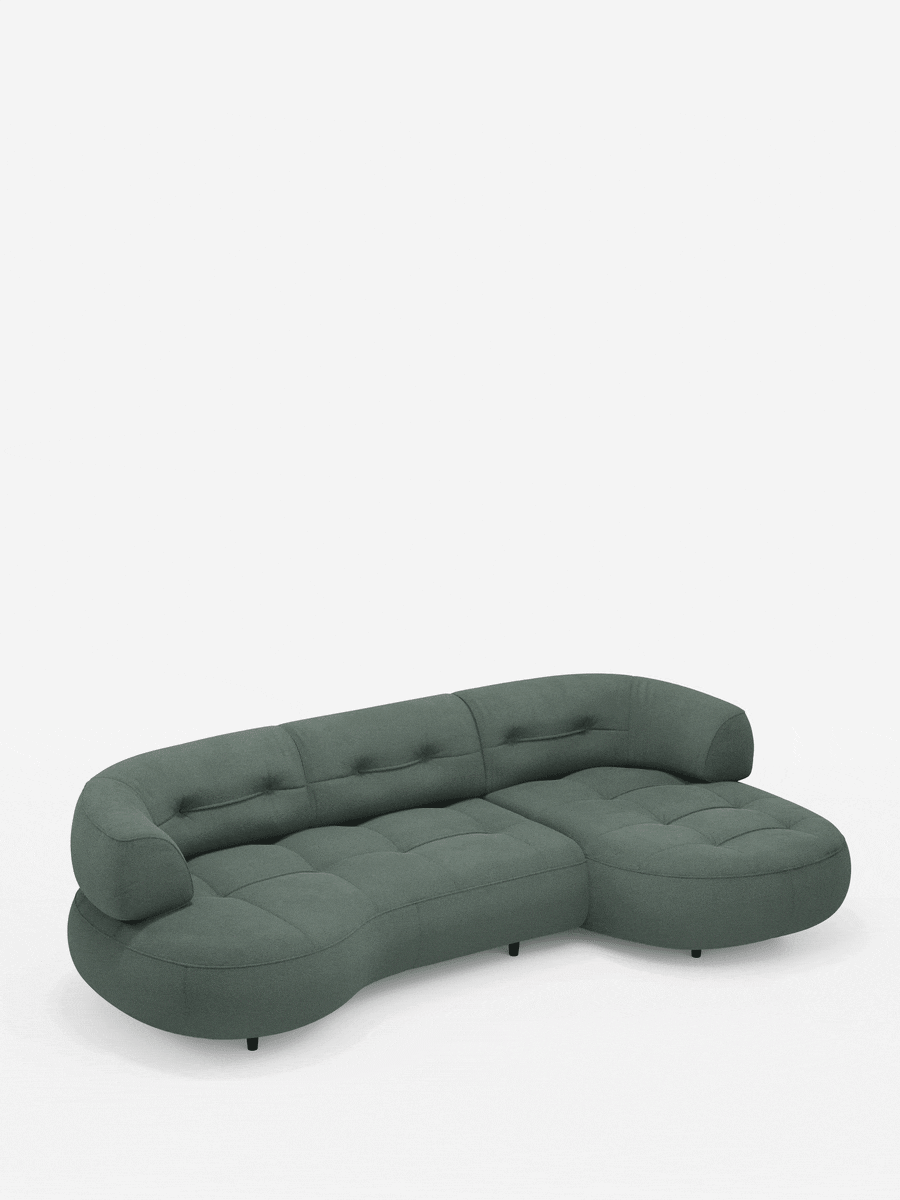 Il divano angolare Croissant, dal design a fagiolo e con schienali traslanti in morbido tessuto effetto cotone smacchiabile T33, è un divano componibile curvo, di colore verde salvia, a forma di fagiolo, con profonda trapuntatura a bottoni e schienale basso.