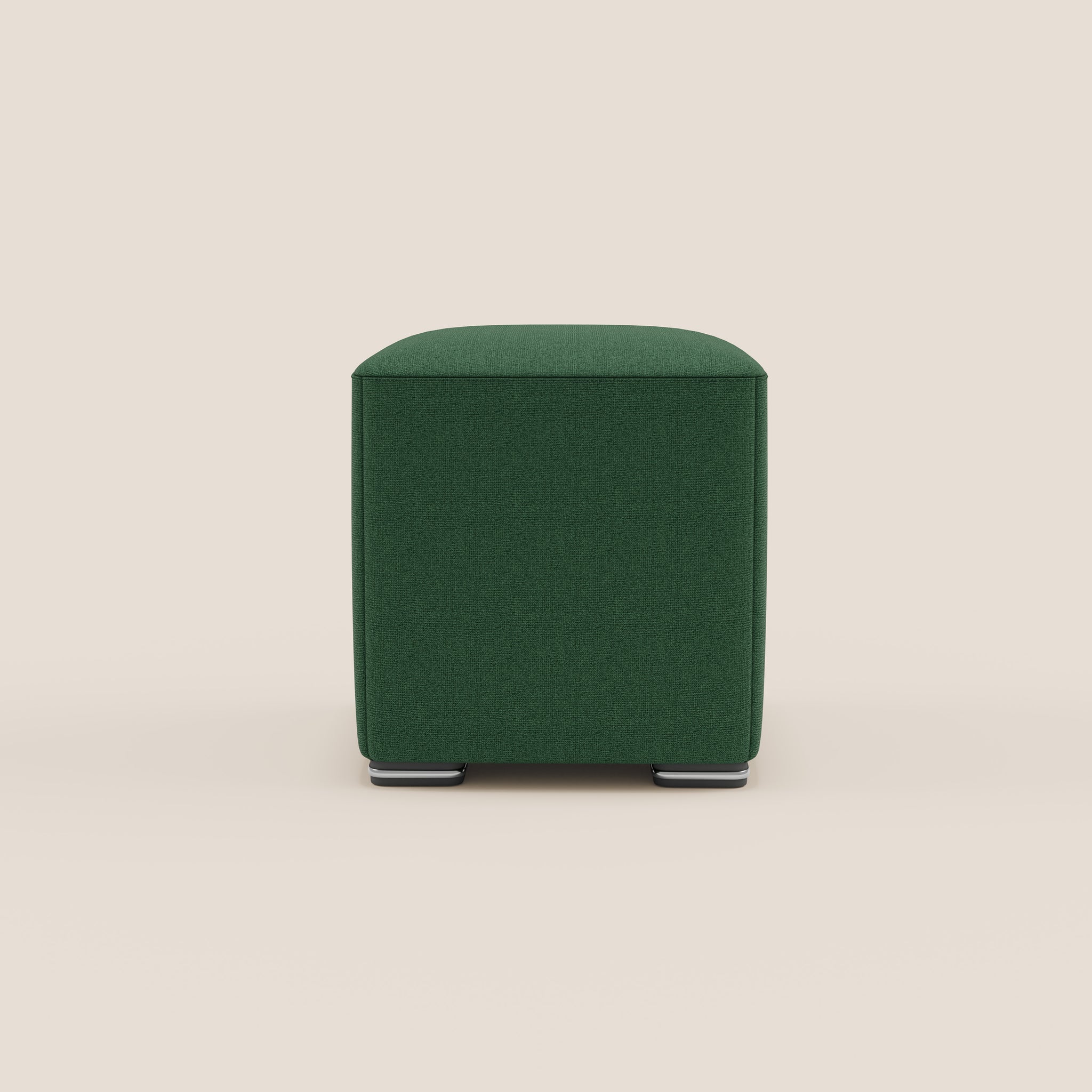 Il "Cube pouf in tessuto morbido impermeabile T08 VERDE" di Divani.Store è caratterizzato da una forma cubica verde scuro con rivestimento liscio. È appoggiato su piccoli piedini rettangolari metallici, su uno sfondo beige neutro per un elegante mix di design moderno e minimalista.