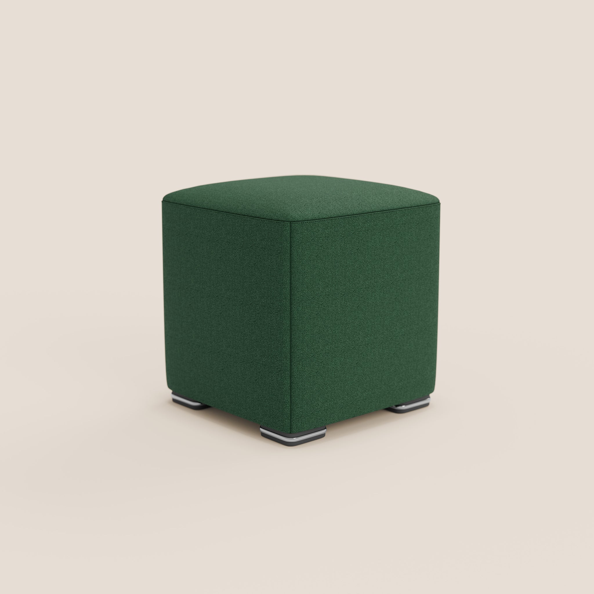 Il pouf Cube in tessuto morbido impermeabile T08 VERDE di Divani.Store è un pouf a forma di cubo verde con una texture in tessuto morbido e impermeabile su uno sfondo beige chiaro. Ha una superficie imbottita e piccoli piedini quadrati in legno wengè ad ogni angolo, che lo sollevano leggermente.