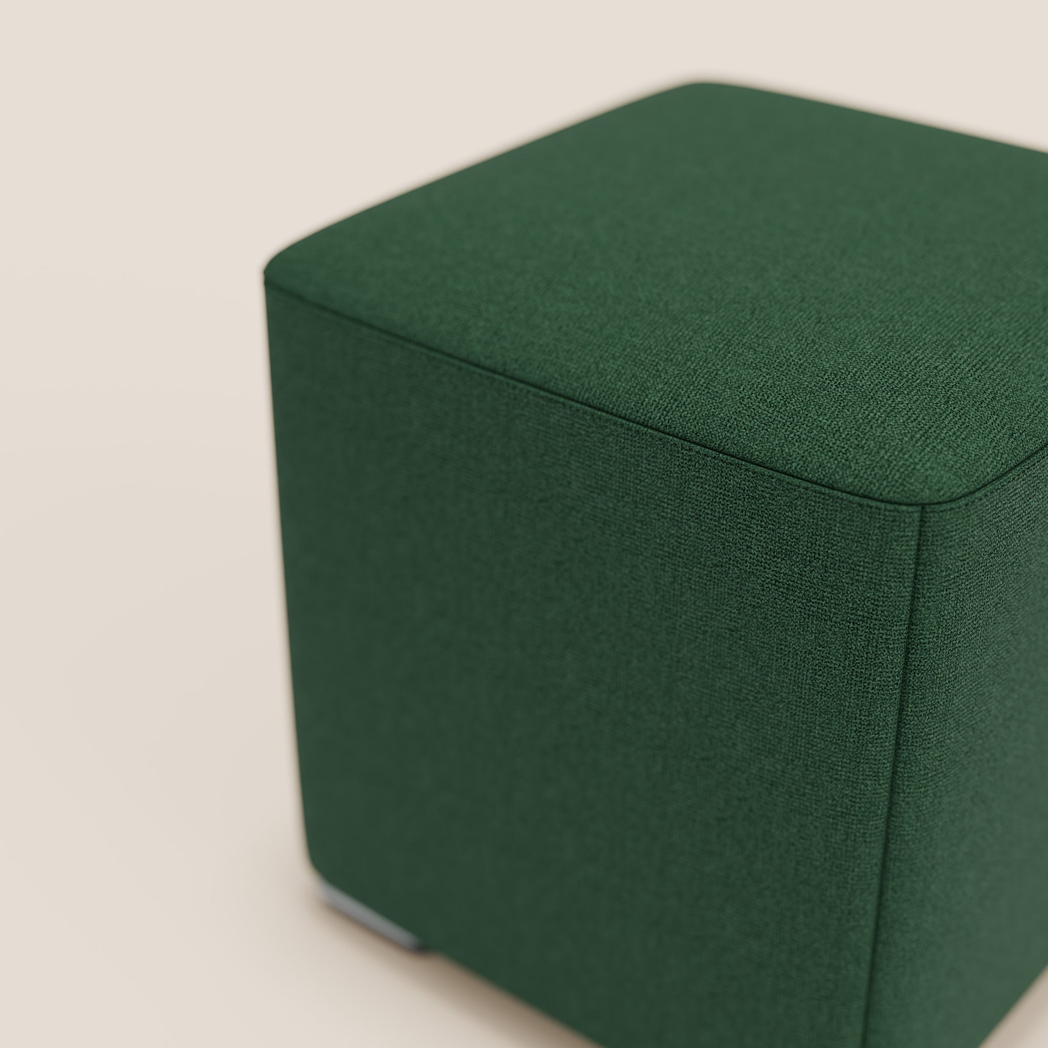 Un pouf verde foresta a forma di cubo di Divani.Store, il pouf Cube in tessuto morbido impermeabile T08 VERDE, è appoggiato su uno sfondo beige chiaro. Con bordi lisci e tessuto morbido, presenta piccoli piedini in legno wengè alla base per un tocco minimalista moderno.