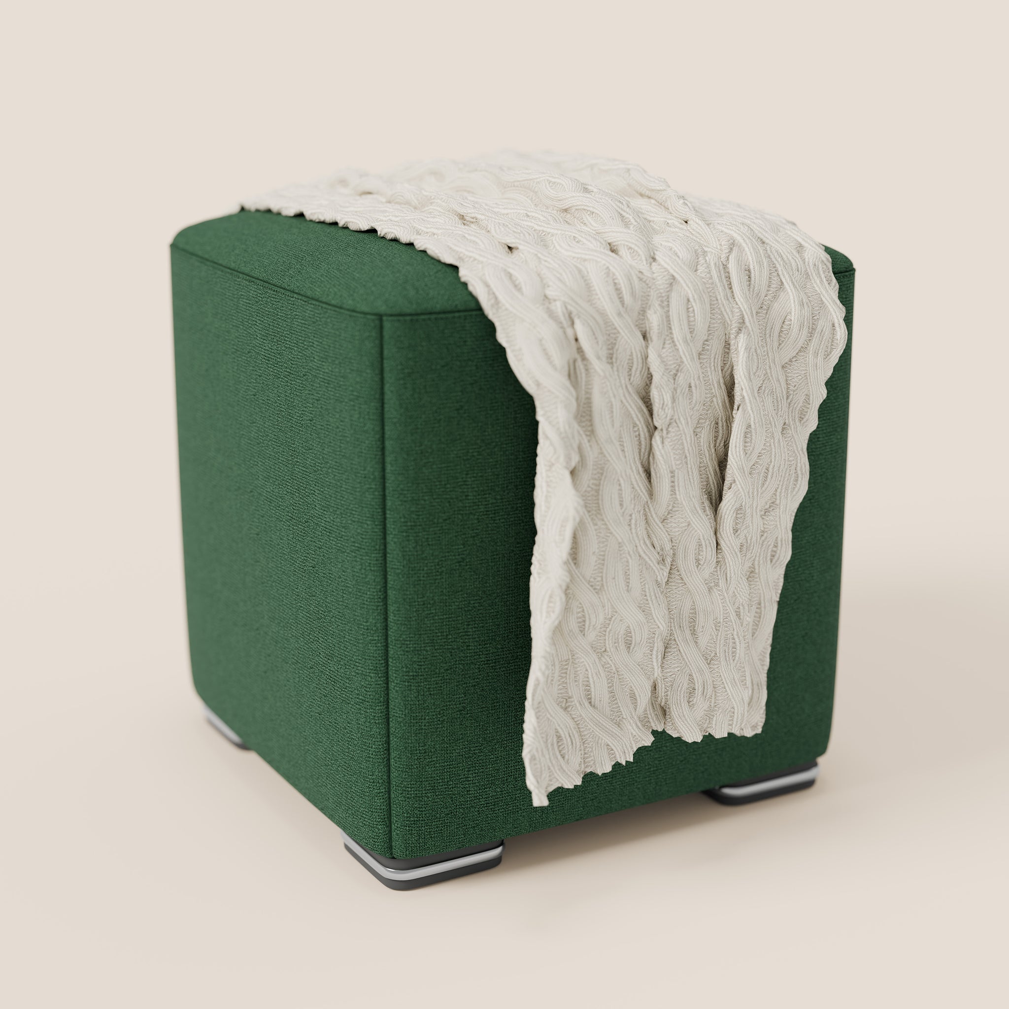 Il pouf Cube di Divani.Store in tessuto morbido impermeabile T08 VERDE è caratterizzato da una forma cubica elegante con gambe in legno wengè su uno sfondo beige. Una coperta bianca lavorata a maglia a trecce lo ricopre, esaltando il design minimalista di questo sorprendente oggetto di design.