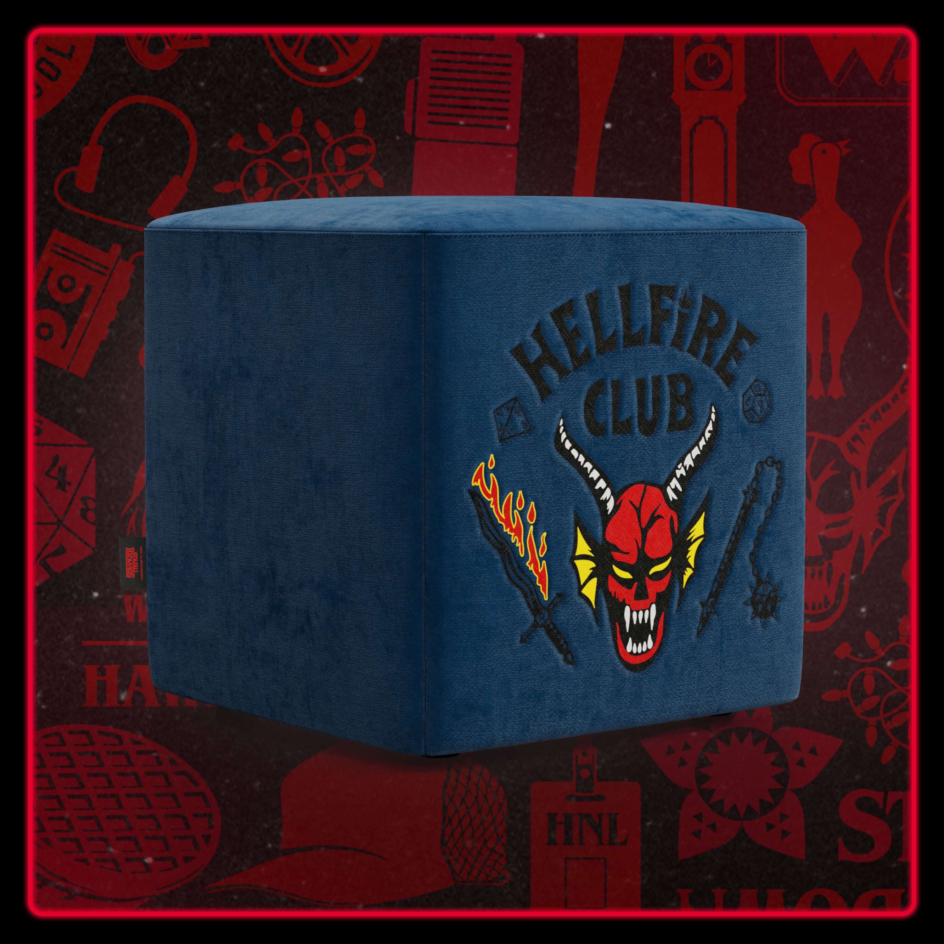 Il pouf Cube Hellfire club Stranger Things Edition di Divani.Store in blu scuro presenta un logo demoniaco rosso, una spada infuocata e una mazza chiodata, perfetto come centrotavola artigianale in edizione limitata per ogni fan di Stranger Things.