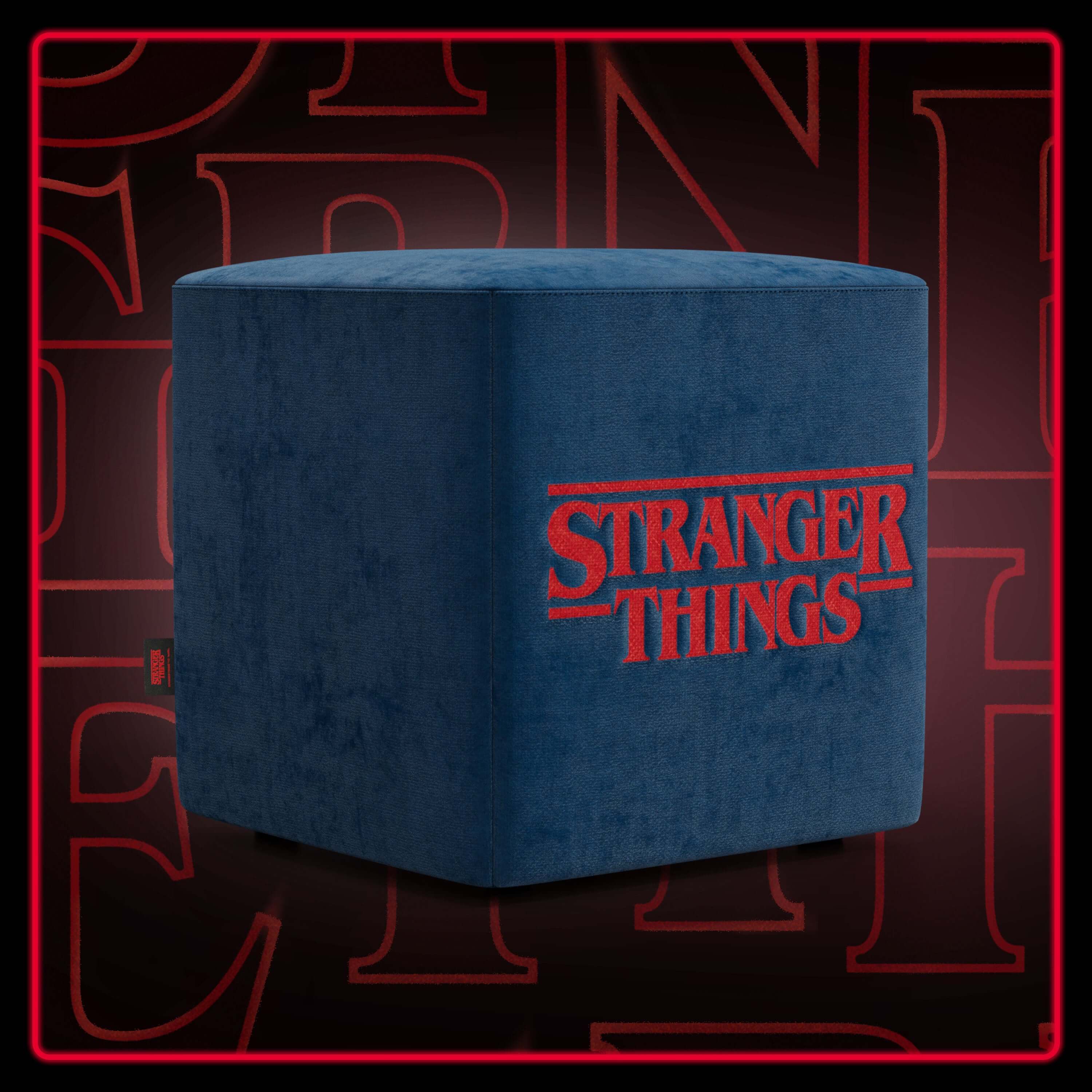Il pouf Cube Stranger Things Edition di Divani.Store è un pouf blu, resistente alle macchie, con l'iconico logo rosso della serie: il suo design unico e i ricami audaci rendono omaggio alla leggendaria serie.