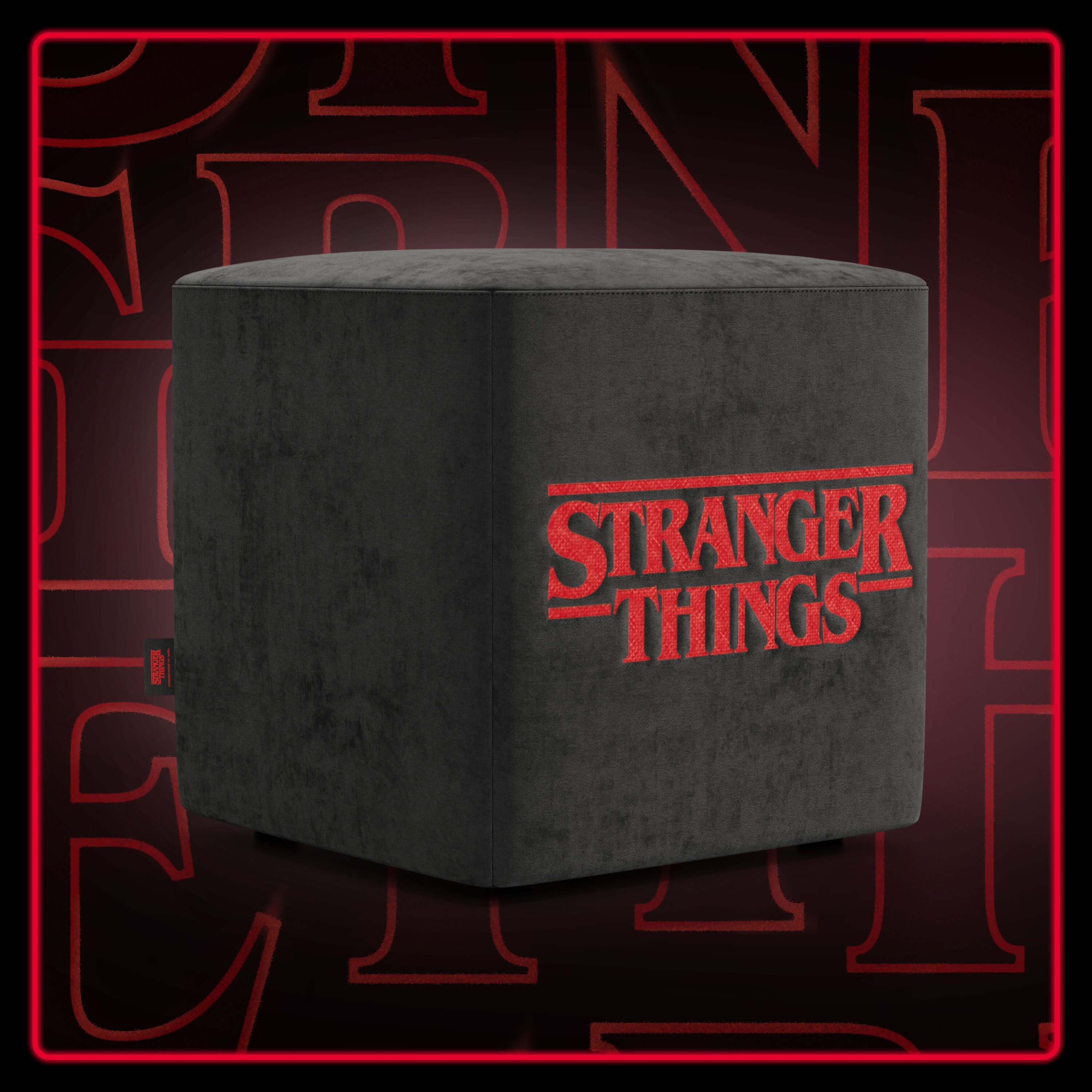Il pouf Cube Stranger Things Edition di Divani.Store presenta l'iconico logo rosso su tessuto antracite antimacchia, unendo stile drammatico e design a tema per i fan della serie.