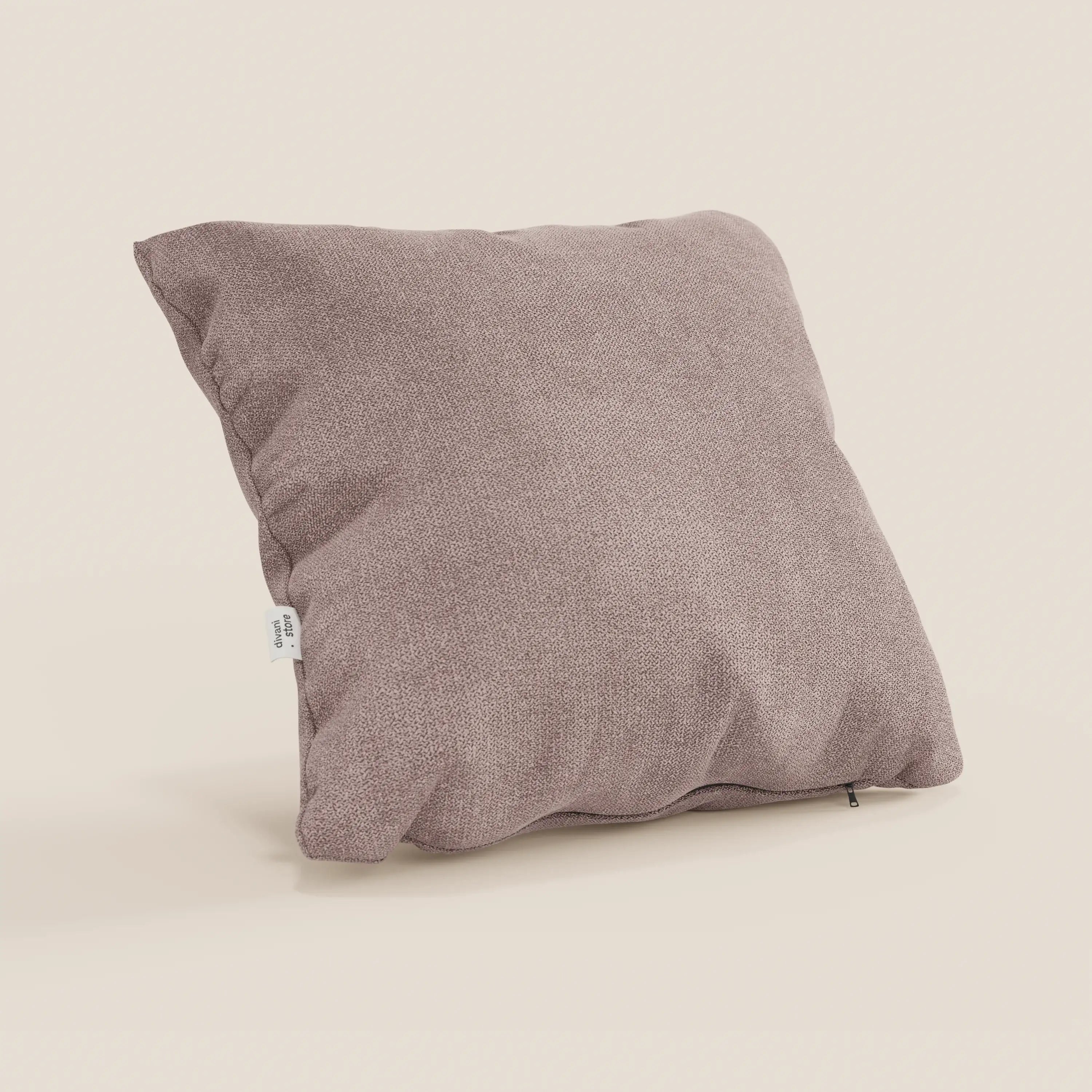 Il cuscino Destiny di Divani.Store, nel colore rosa T02, ha una forma quadrata in morbido tessuto impermeabile. Una piccola etichetta in tessuto bianco caratterizza l'angolo in basso a sinistra. Il rivestimento sfoderabile presenta una sottile trama intrecciata su uno sfondo bianco sporco.