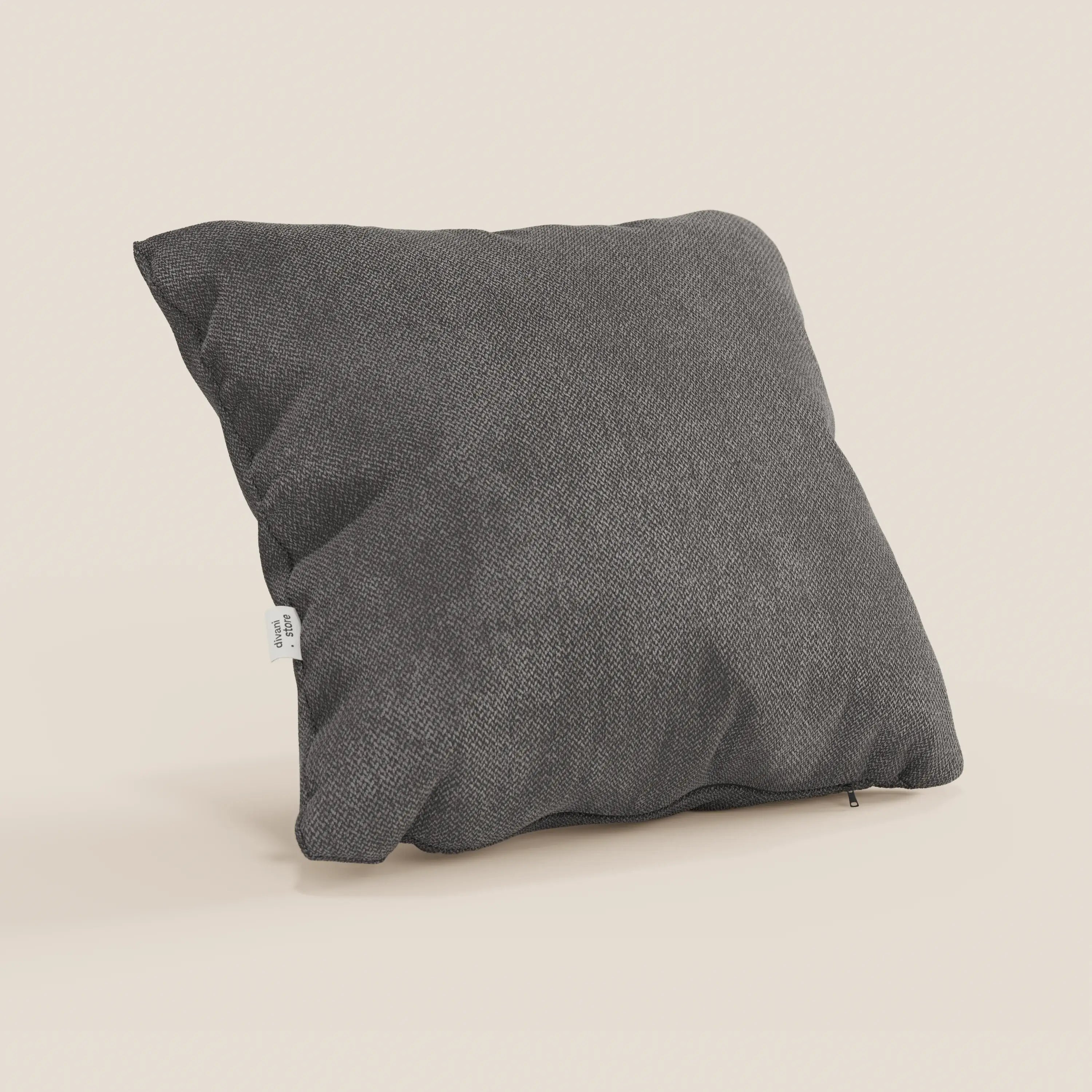 Il cuscino Sogno di Divani.Store, qui presentato nel colore SMACCHIABILE T05 antracite, presenta un design quadrato grigio scuro con morbido tessuto antimacchia, una targhetta bianca sul lato sinistro e una cerniera inferiore parzialmente visibile su sfondo beige.