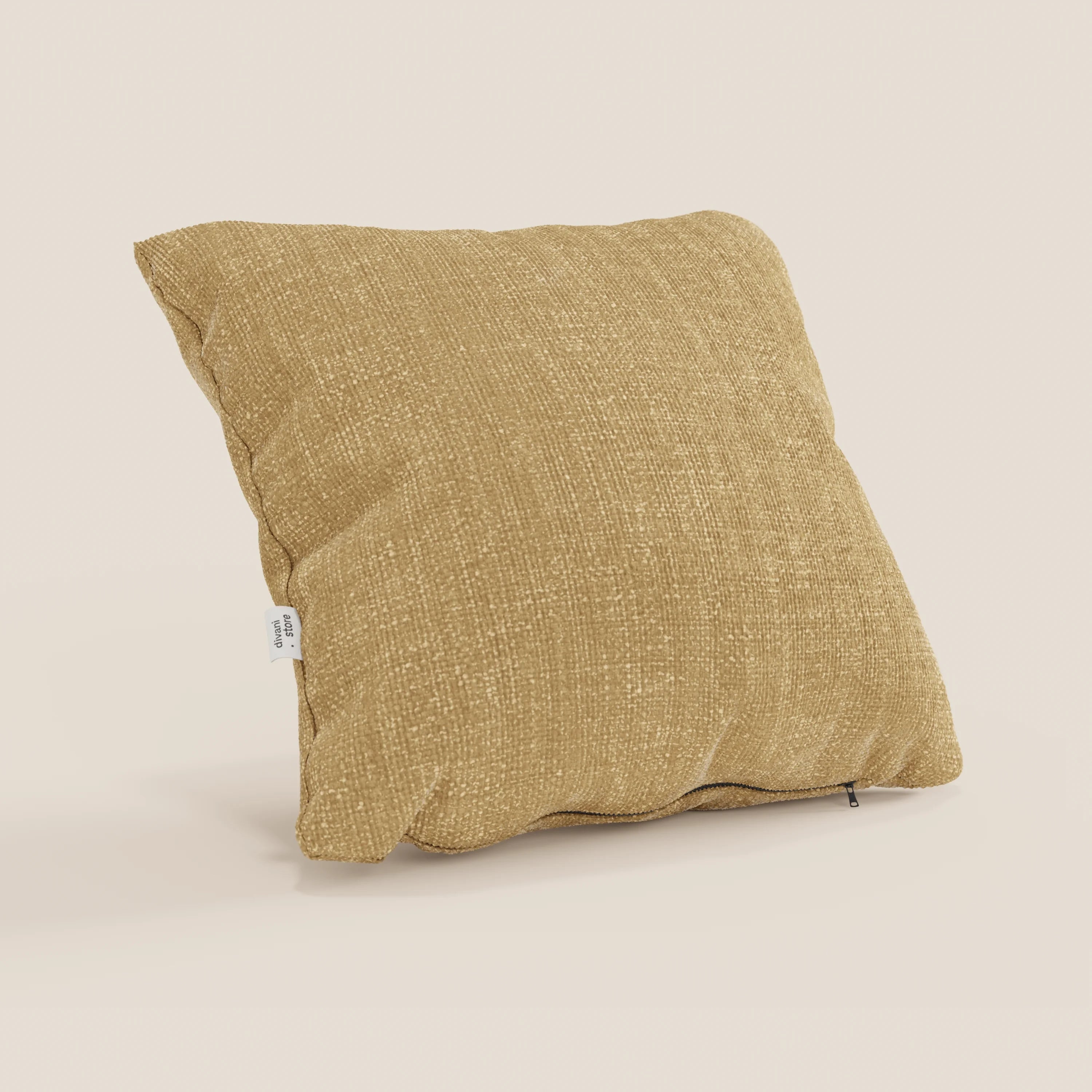 Il cuscino Lyon 45x45 cm di Divani.Store, in tessuto intrecciato impermeabile T06 giallo, esalta la morbidezza con la sua forma leggermente irregolare. Un'etichetta bianca lo rende ideale come cuscinetto decorativo per ogni ambiente.