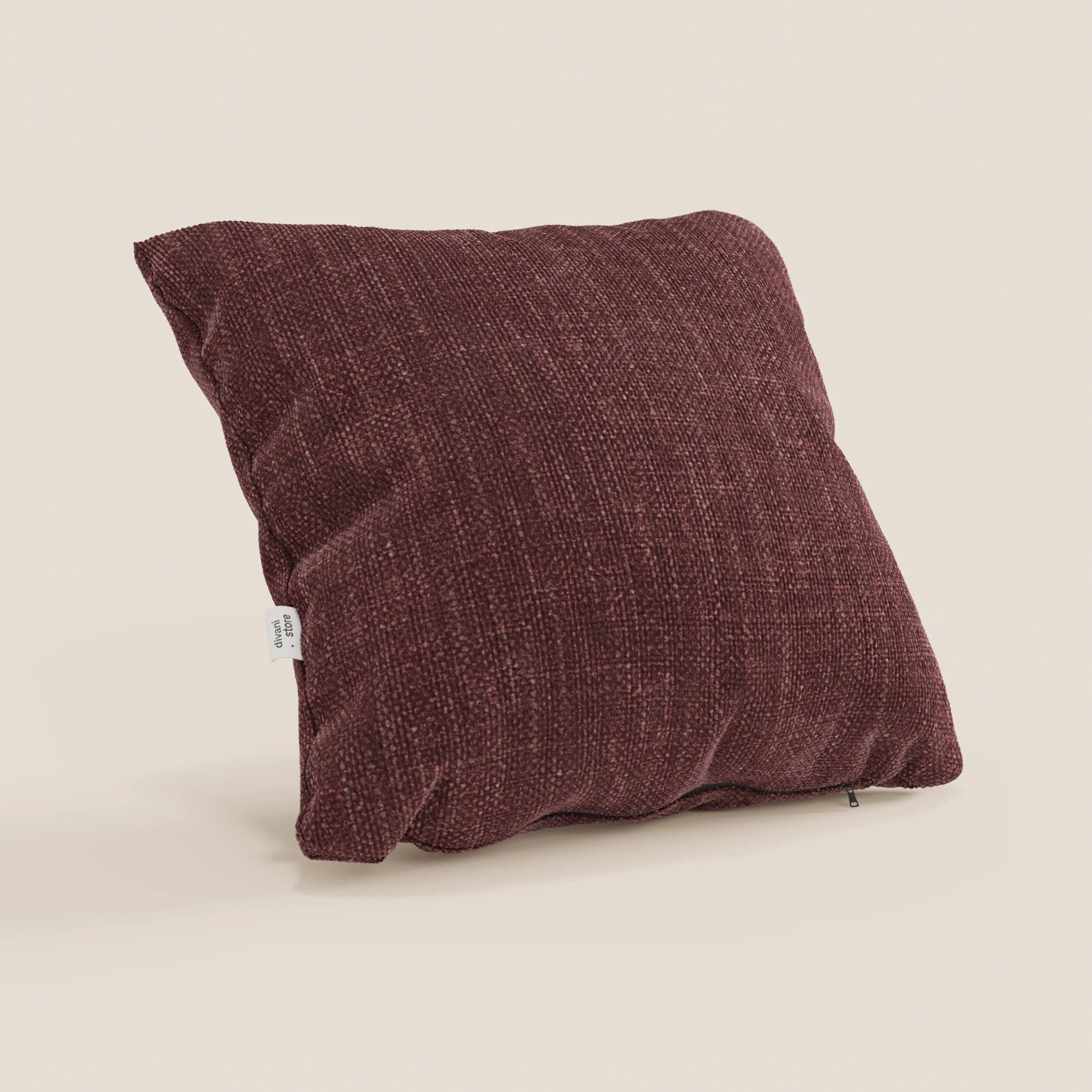 Il cuscino quadrato Lyon 45x45 cm in T06 rosso di Divani.Store, realizzato in morbido tessuto intrecciato impermeabile, è appoggiato su una superficie beige chiaro. Con una targhetta bianca, il cuscino irradia morbidezza e stile.