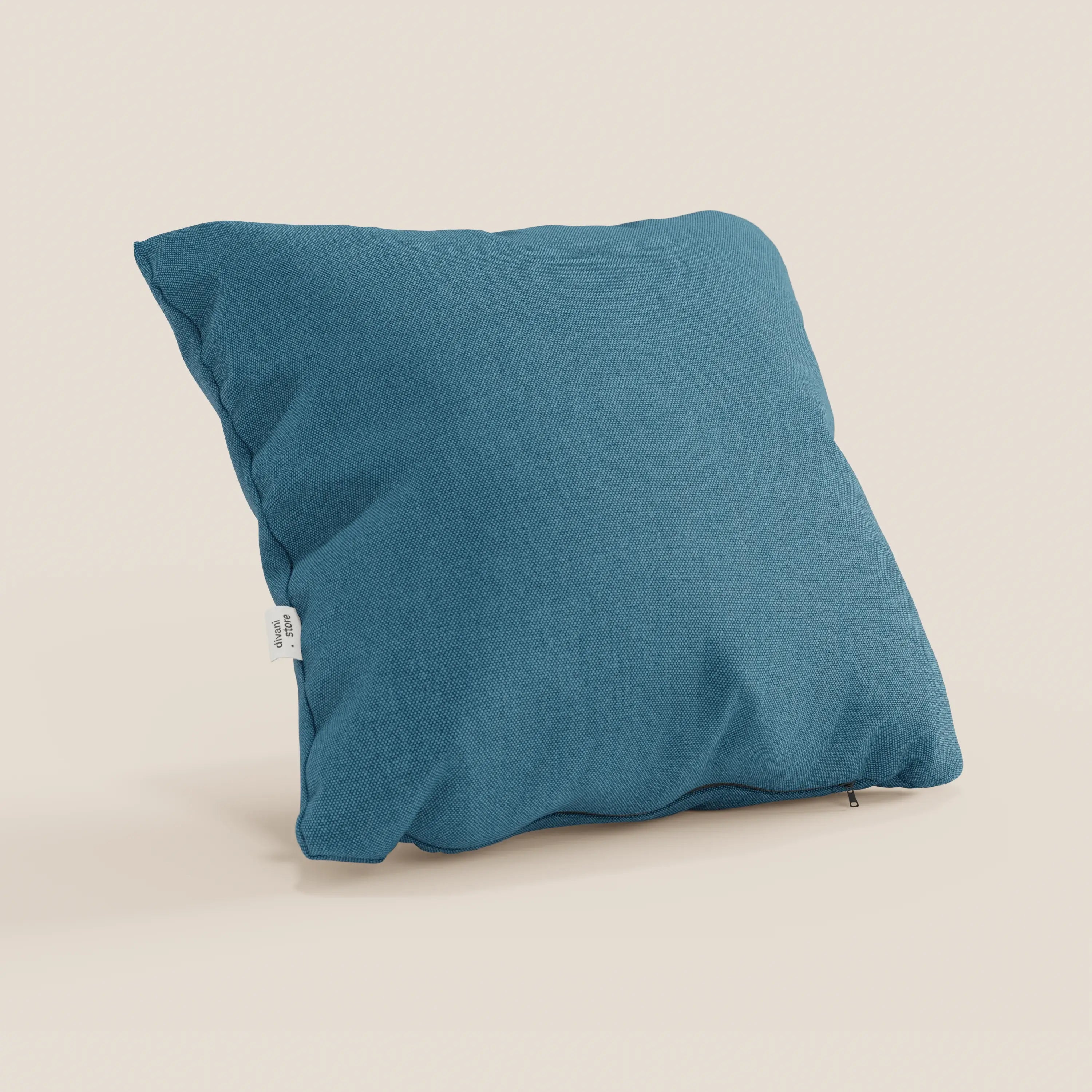 Il cuscino quadrato Honey 45x45 in azzurro T13 di Divani.Store, realizzato in tessuto simil-cotone impermeabile, è raffigurato su uno sfondo a tinta unita con una piccola etichetta bianca e una discreta cerniera per il rivestimento sfoderabile e lavabile.