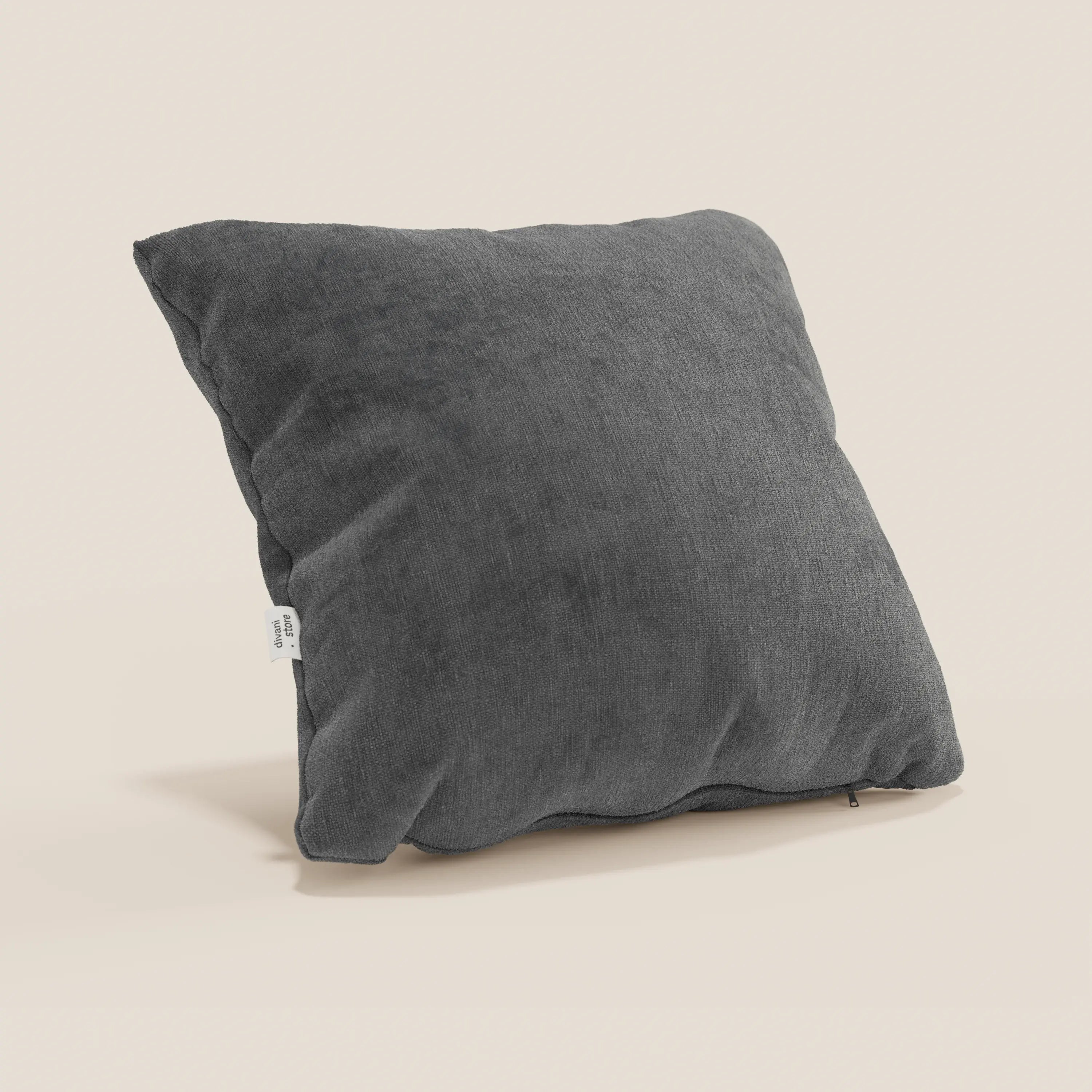 Il cuscino Bolero di Divani.Store, di forma quadrata e di colore grigio scuro, si erge su uno sfondo neutro e mette in mostra il suo tessuto T31, morbido, lavabile, impermeabile e resistente al restringimento, con una piccola etichetta bianca sul lato e un'imbottitura in peluche.