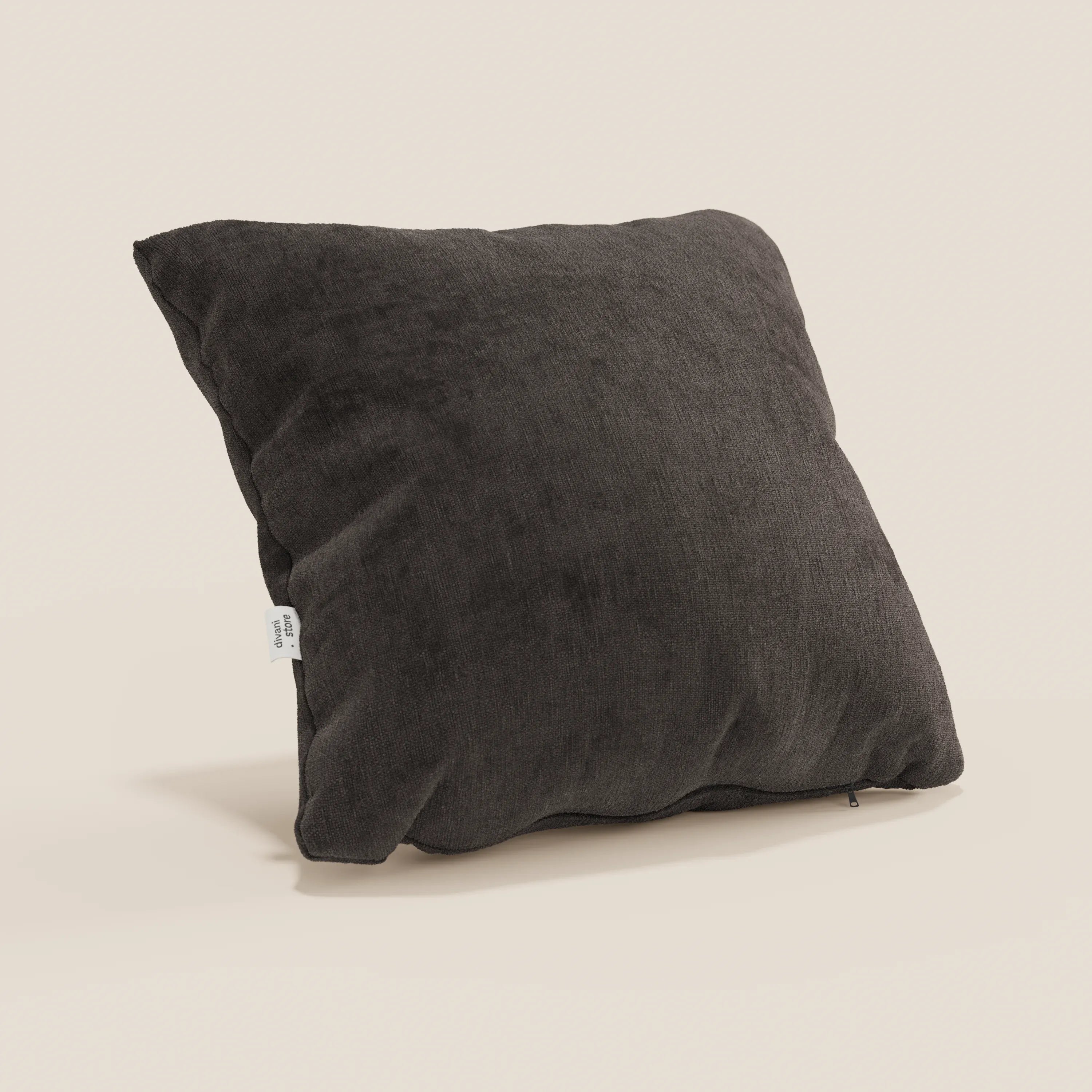 Bolero cuscino nero quadrato di Divani.Store, in morbido tessuto T31 antimacchia, impermeabile e non restringente, con una piccola etichetta bianca su una cucitura e una cerniera parzialmente visibile sul bordo inferiore su sfondo chiaro.