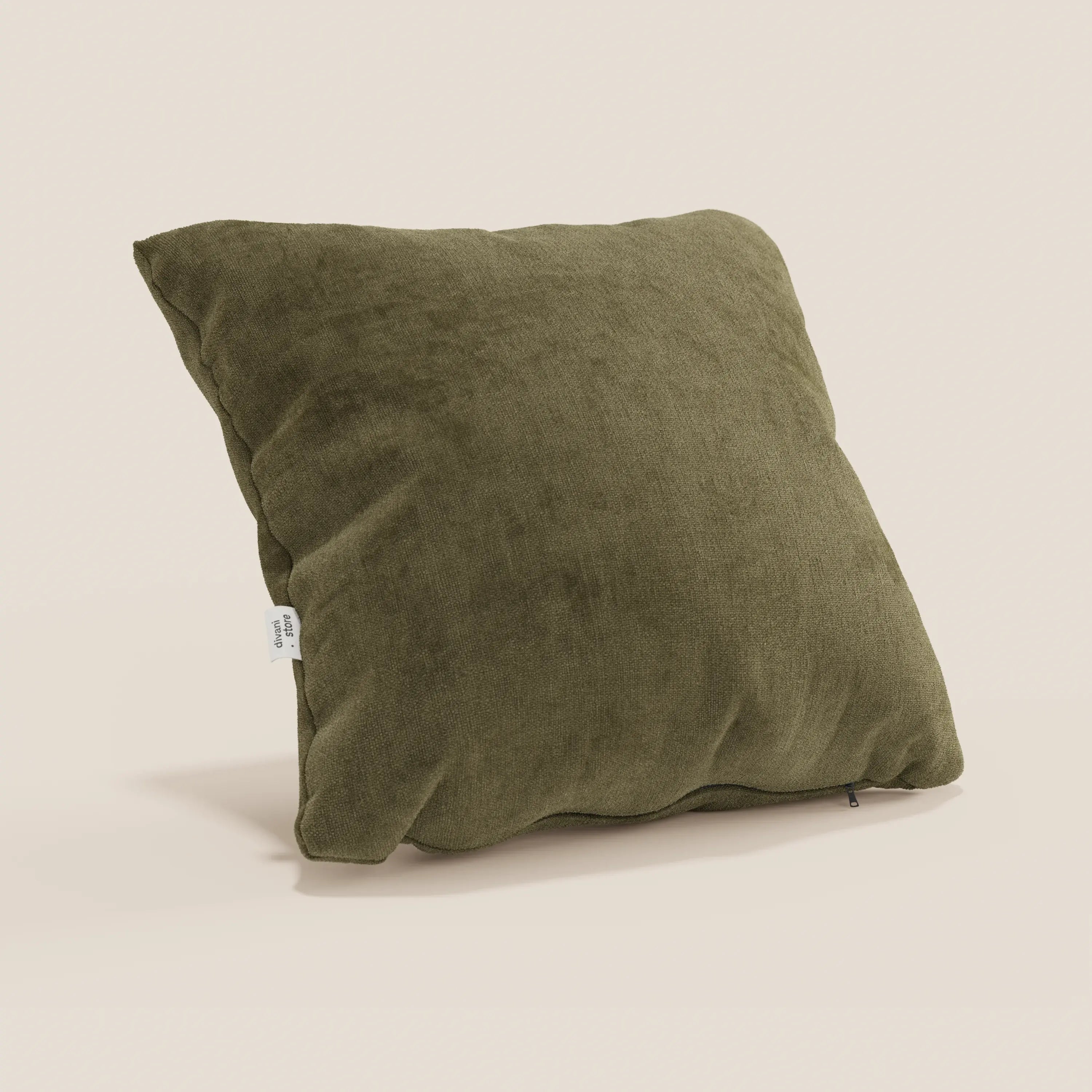 Il cuscino Bolero di Divani.Store, presentato in verde oliva con tessuto T31 morbido, testurizzato, antimacchia, impermeabile e non restringente, presenta bordi leggermente stropicciati, una piccola etichetta laterale bianca e una discreta cerniera sul bordo inferiore destro.