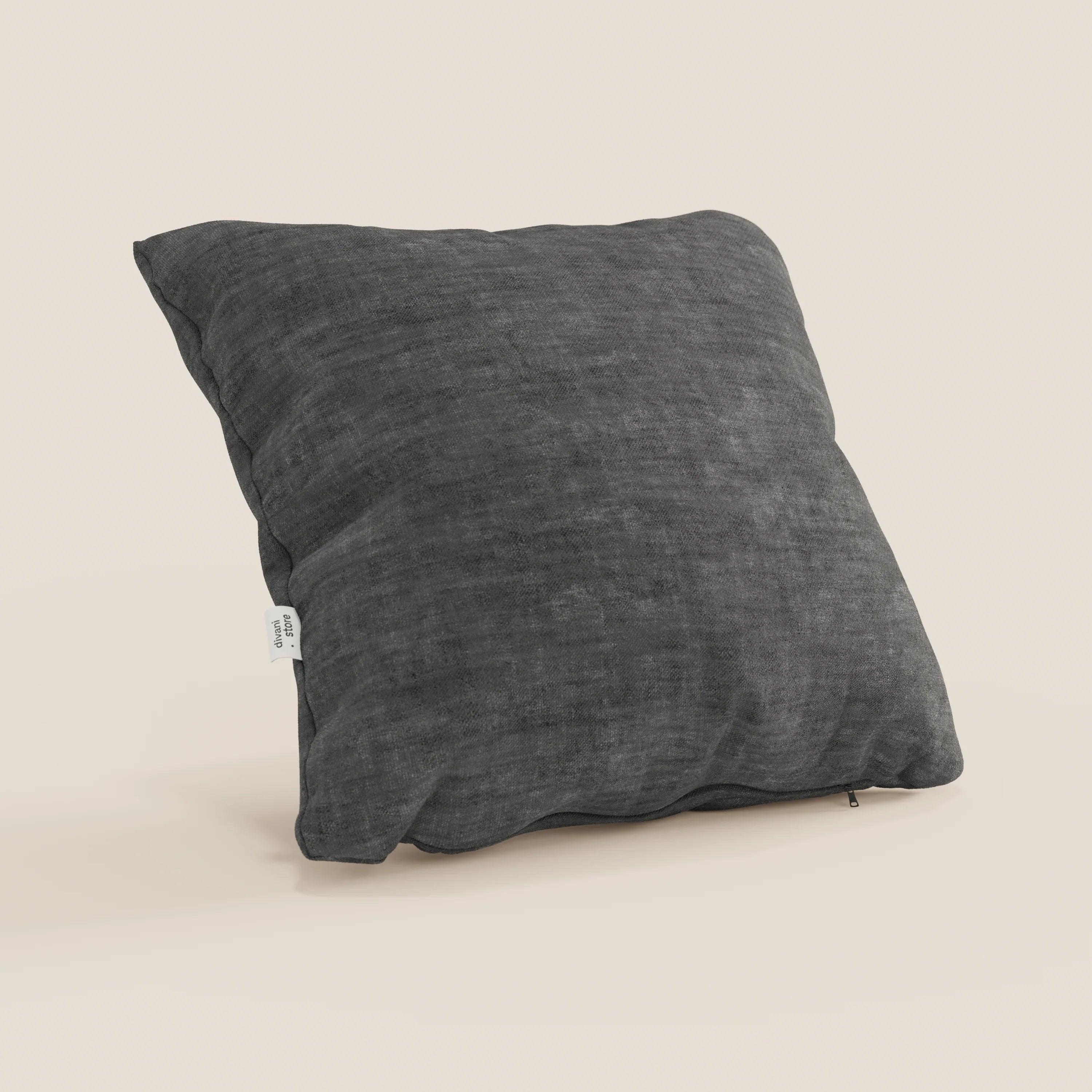 Il cuscino Sofia di Divani.Store, qui presentato in grigio antracite, è caratterizzato da un velluto Easy Clean T35 dalla texture morbida e resistente alle pieghe, con una piccola etichetta bianca sul bordo sinistro e poggia su una superficie neutra chiara.