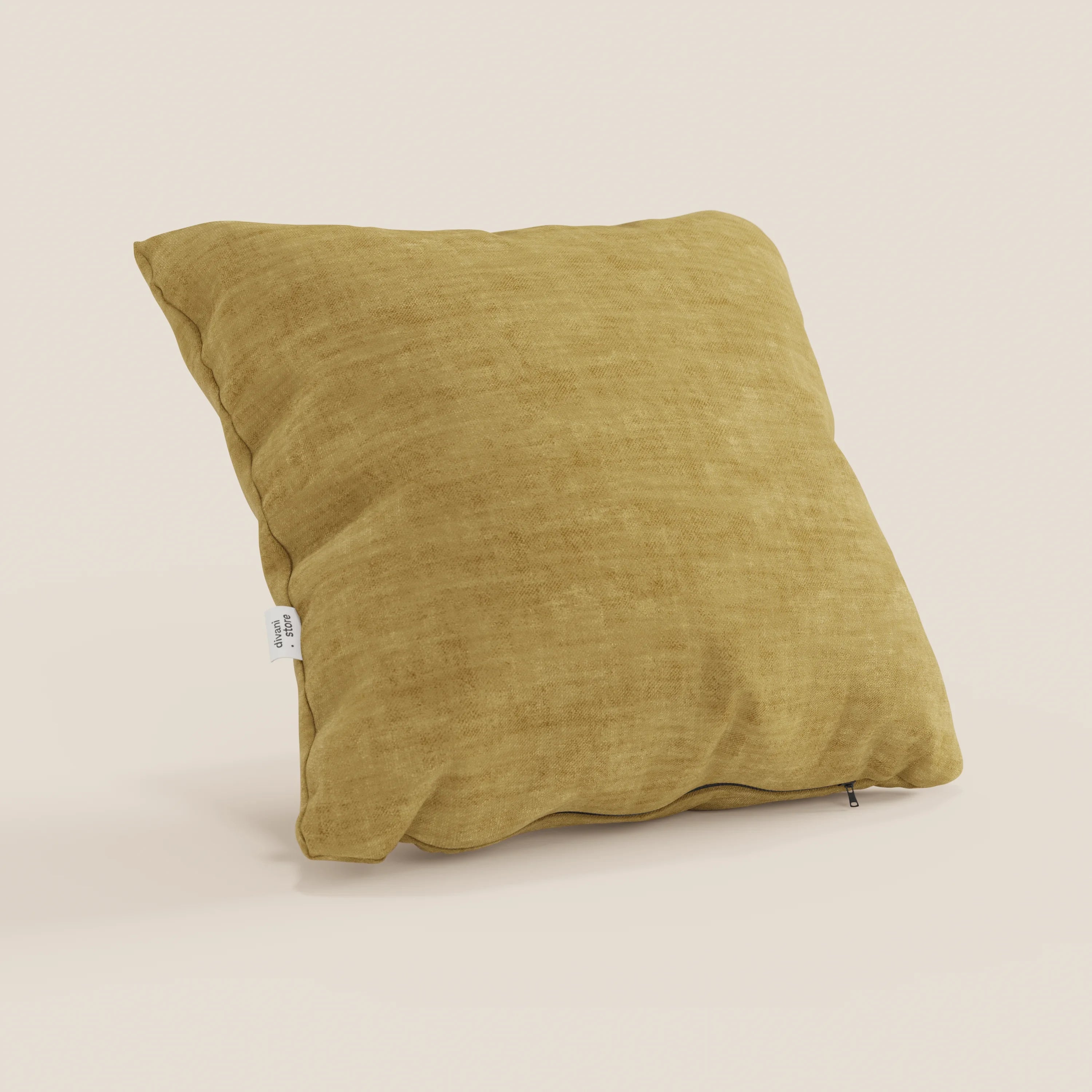 Il cuscino Sofia di Divani.Store, in morbido velluto nuvolato giallo senape Easy Clean T35, poggia su uno sfondo beige chiaro. Ha una forma quadrata, una piccola etichetta laterale bianca e una cerniera parzialmente visibile sul bordo inferiore.