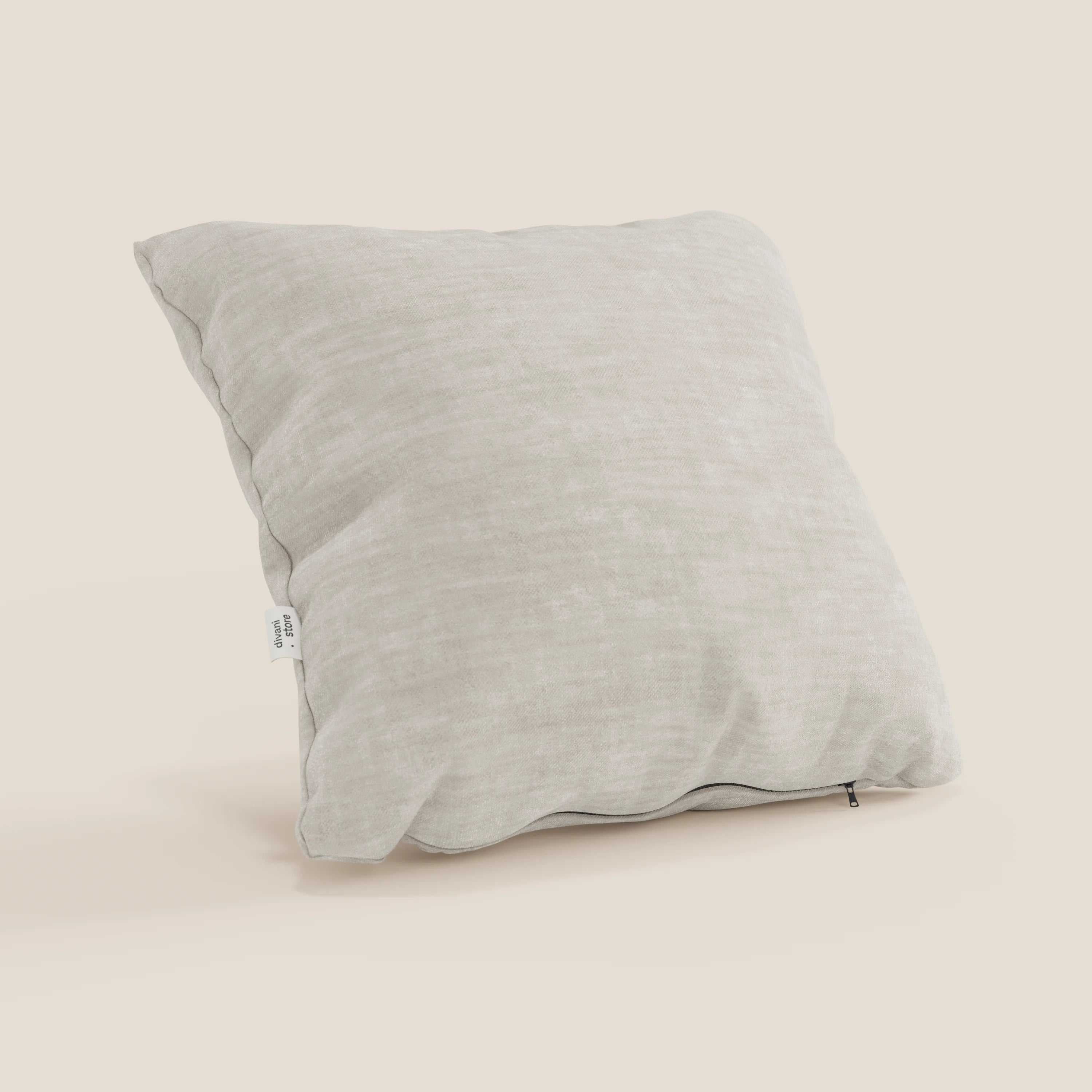 Il cuscino Sofia di Divani.Store, in grigio chiaro, ha un rivestimento in morbido velluto nuvolato Easy Clean T35, smacchiabile e impermeabile. Ha una piccola etichetta bianca e una cerniera visibile lungo il bordo inferiore.