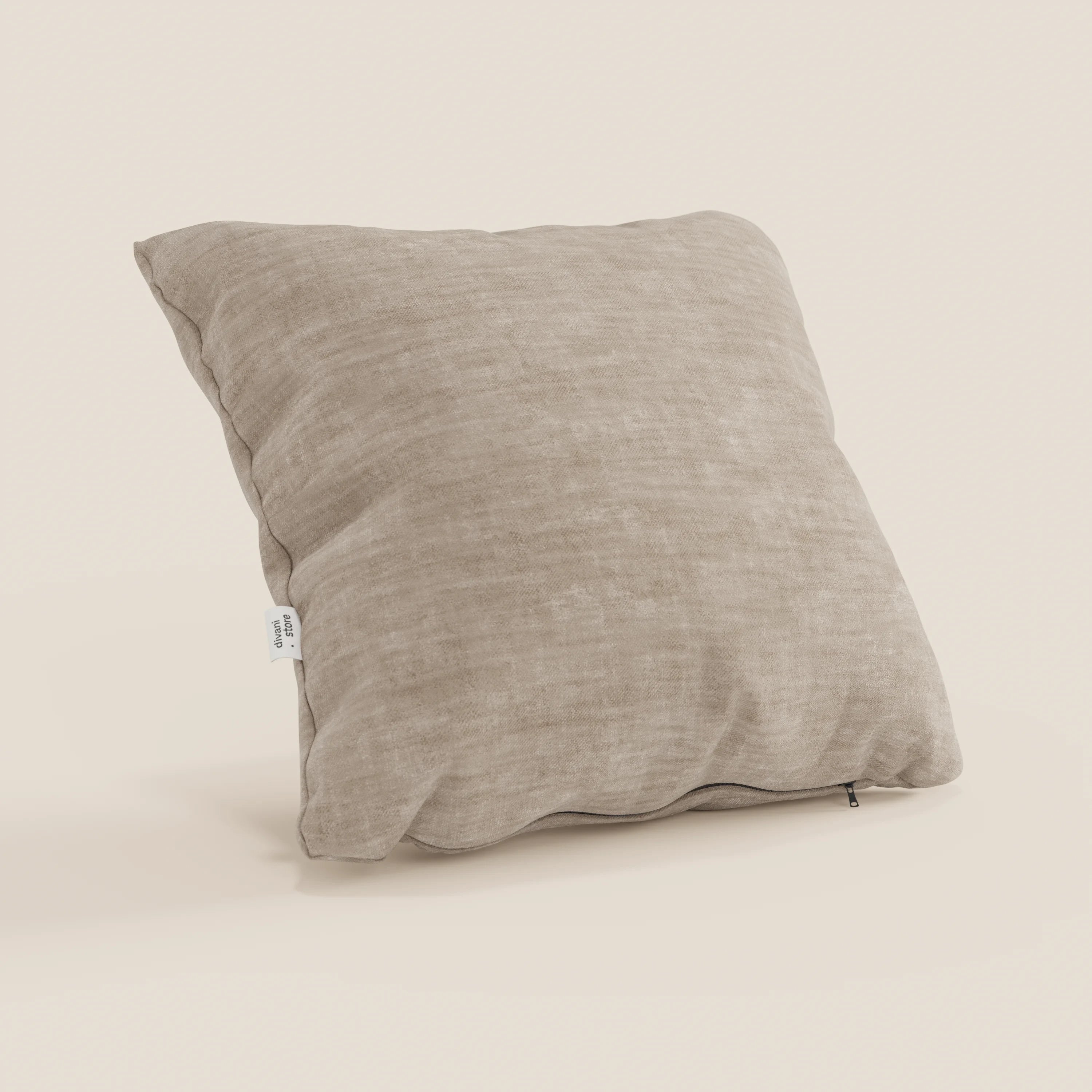 Il cuscino Sofia di Divani.Store, presentato in beige, è caratterizzato da un morbido velluto Easy Clean T35, resistente alle macchie e all'acqua. Si regge in piedi con una sottile cerniera sul fondo e un'etichetta in tessuto bianco sul lato.