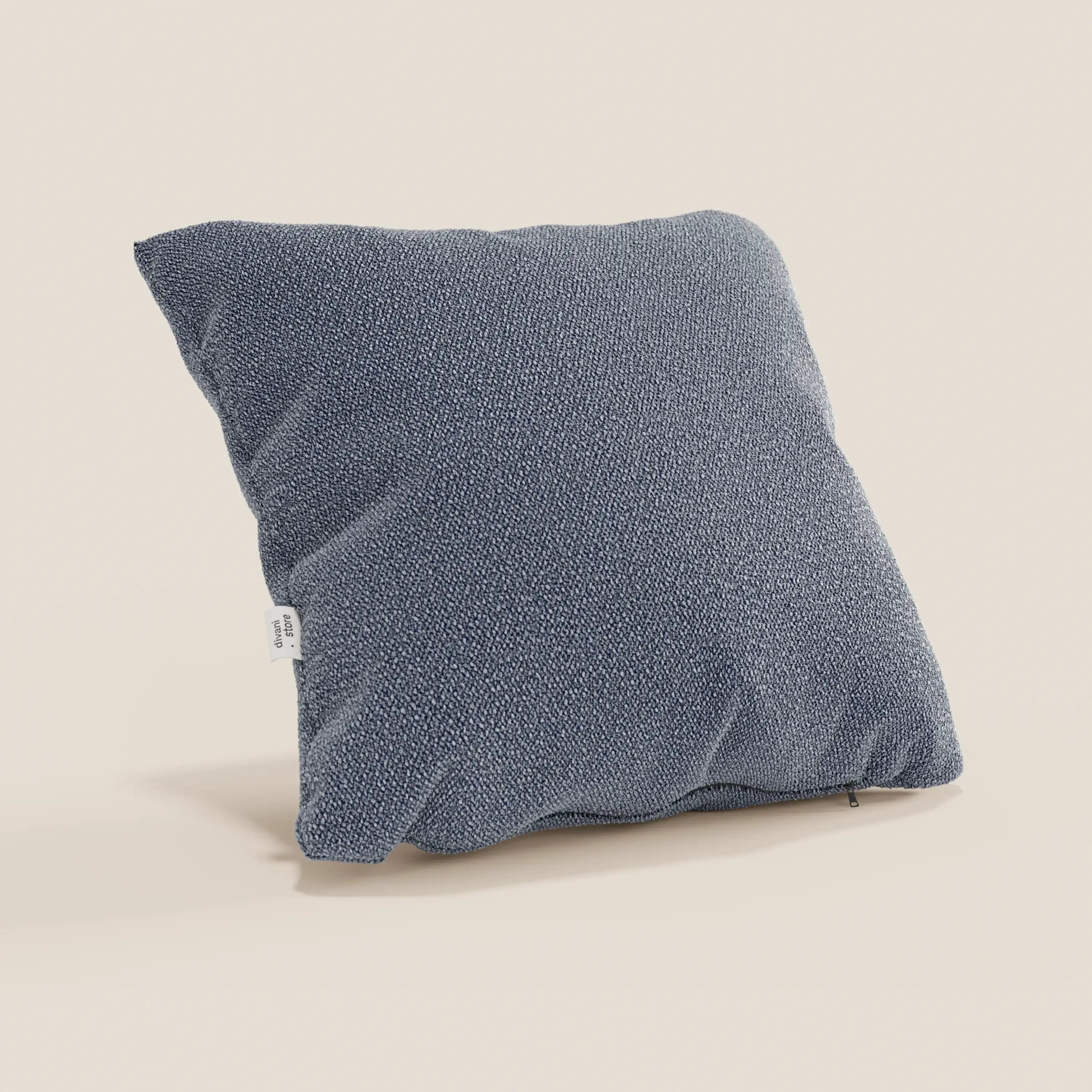 Il cuscino Lambada di Divani.Store, qui presentato nel colore grigio-blu, è caratterizzato da un tessuto T33 antimacchia e impermeabile in simil-cotone, con una texture sottile, una forma morbida e squadrata e una piccola etichetta bianca sulla cucitura sinistra.