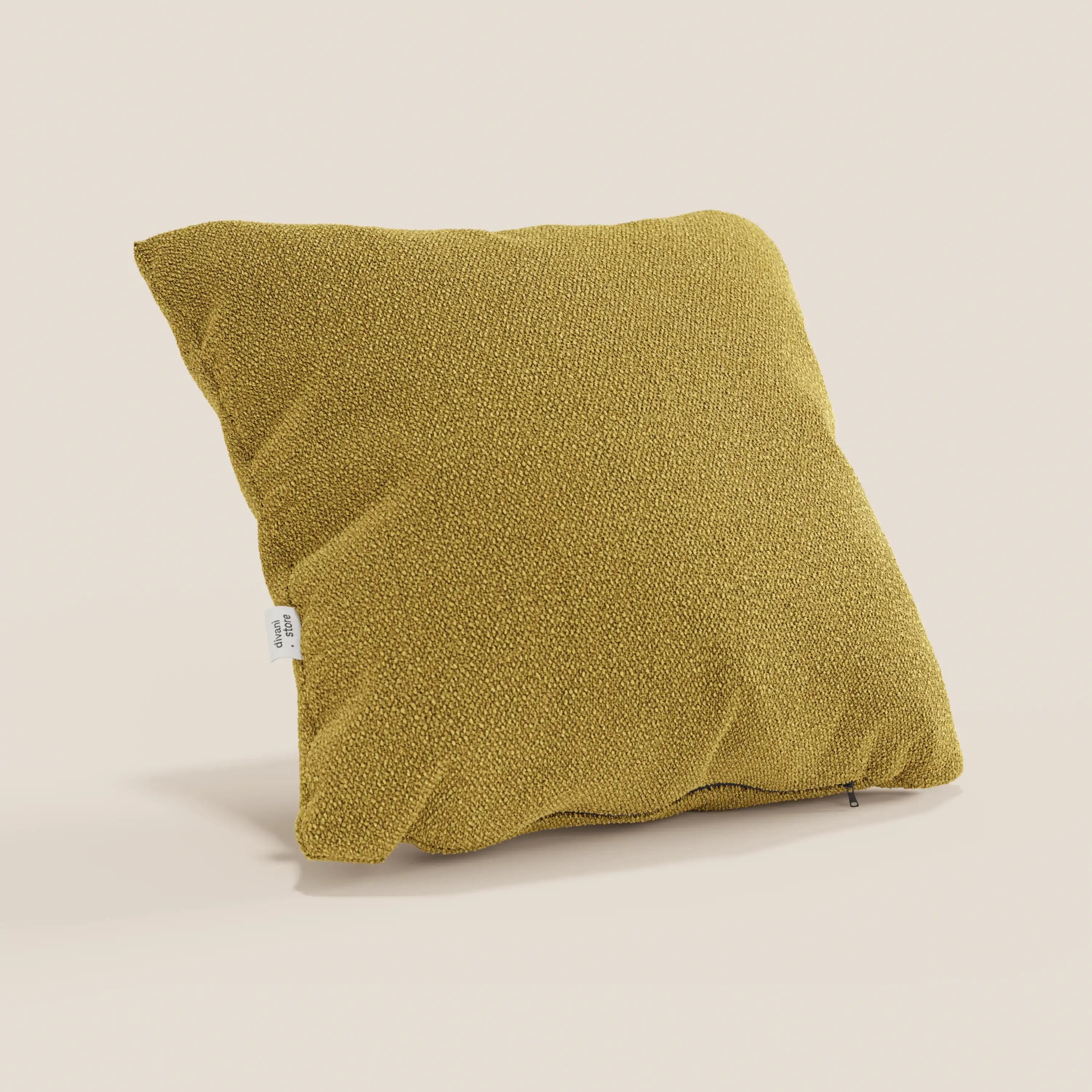 Il cuscino quadrato Lambada giallo senape di Divani.Store, realizzato in fresco tessuto simil-cotone T33 antimacchia e impermeabile a effetto naturale, è posizionato ad angolo con una piccola etichetta bianca e una texture visibile per un look accogliente e moderno.