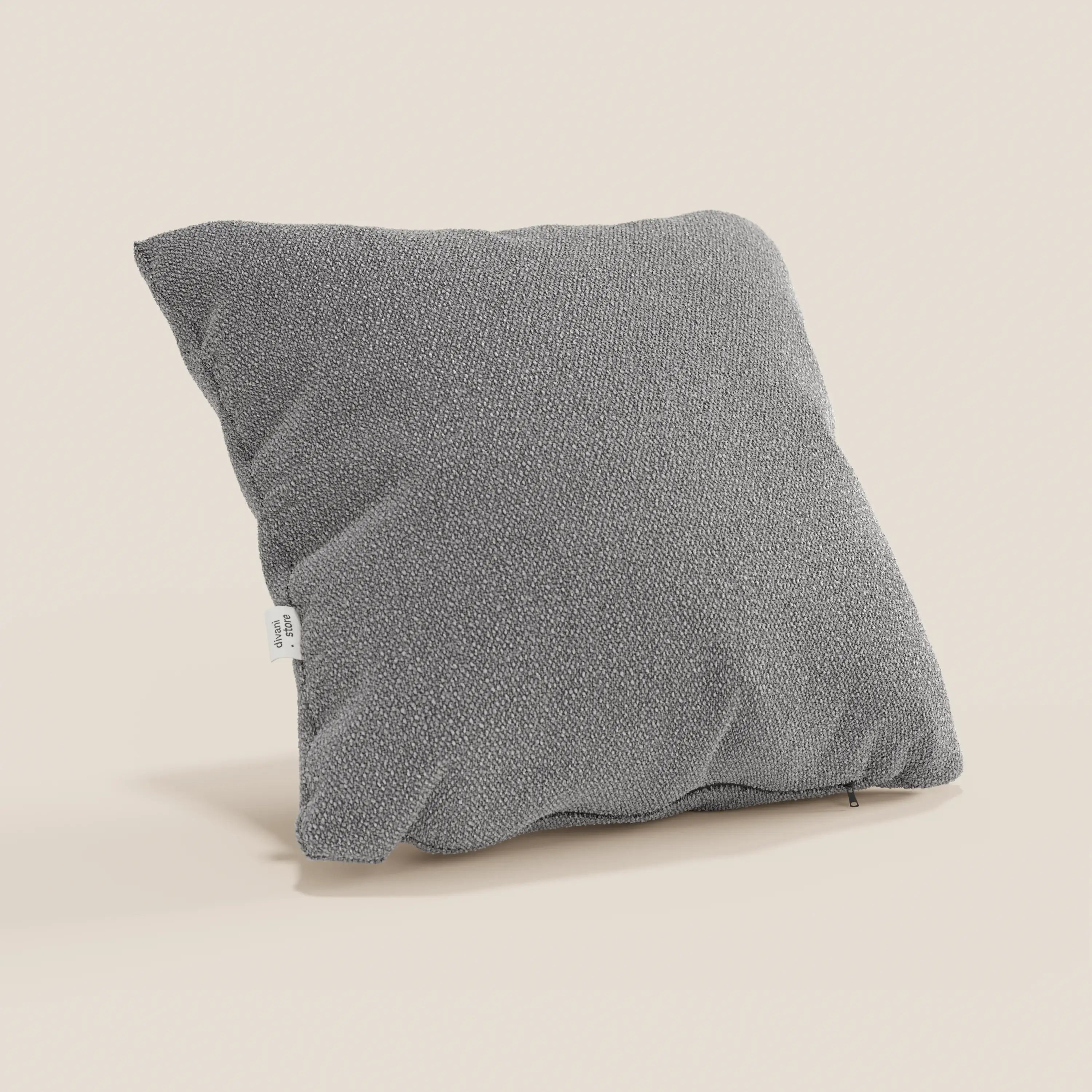 Il cuscino Lambada di Divani.Store, in grigio, è un cuscino quadrato in tessuto fresco, antimacchia e impermeabile simile al cotone, con una sottile trama intrecciata, una piccola etichetta bianca e una cerniera visibile sul fondo.