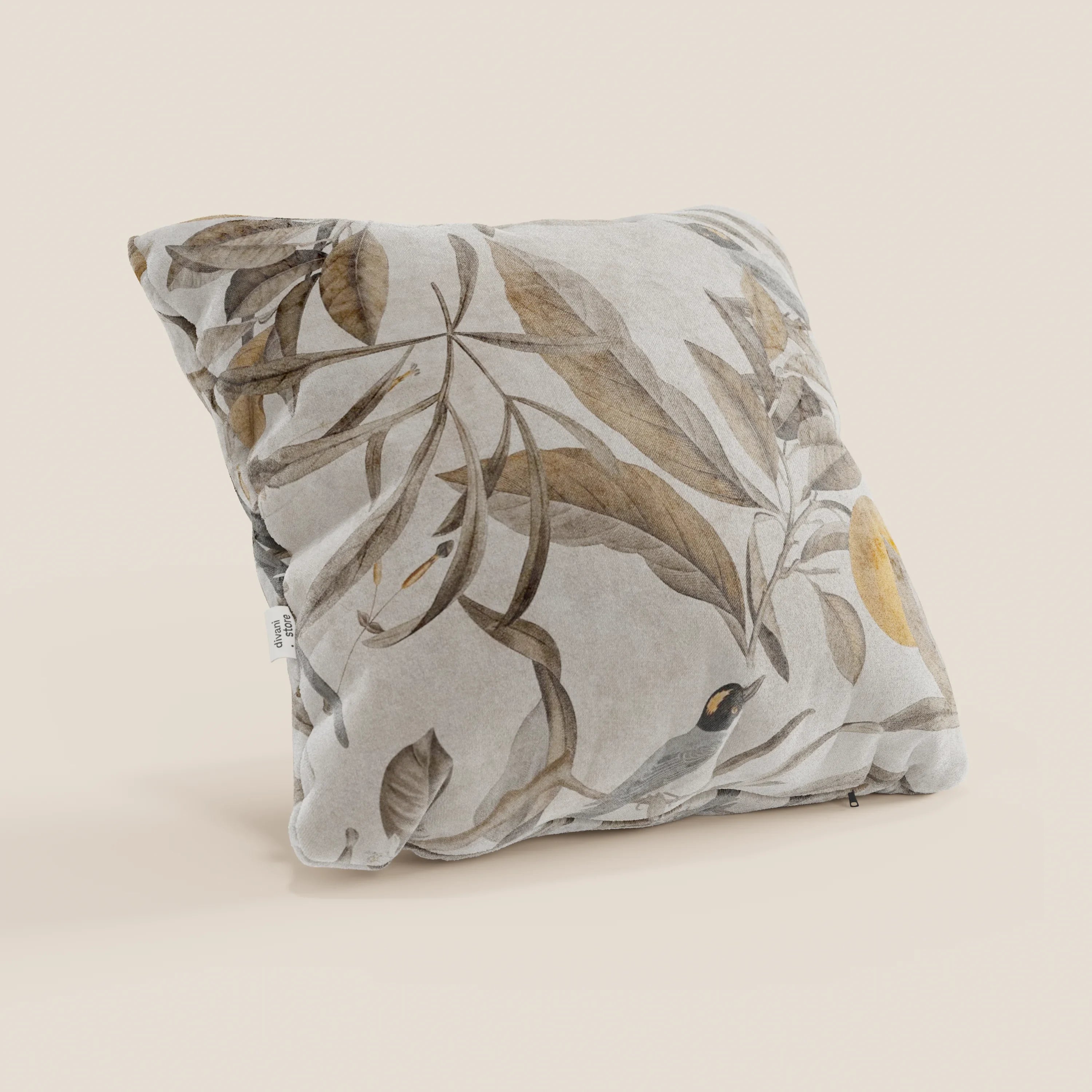 Il cuscino Lemon elegante collezione di cuscini a fantasia in velluto impermeabile beige di Divani.Store è un cuscino quadrato con sfondo beige chiaro, stampa botanica di foglie marroni e marrone, tessuto morbido e vellutato e un look elegante per qualsiasi arredamento.