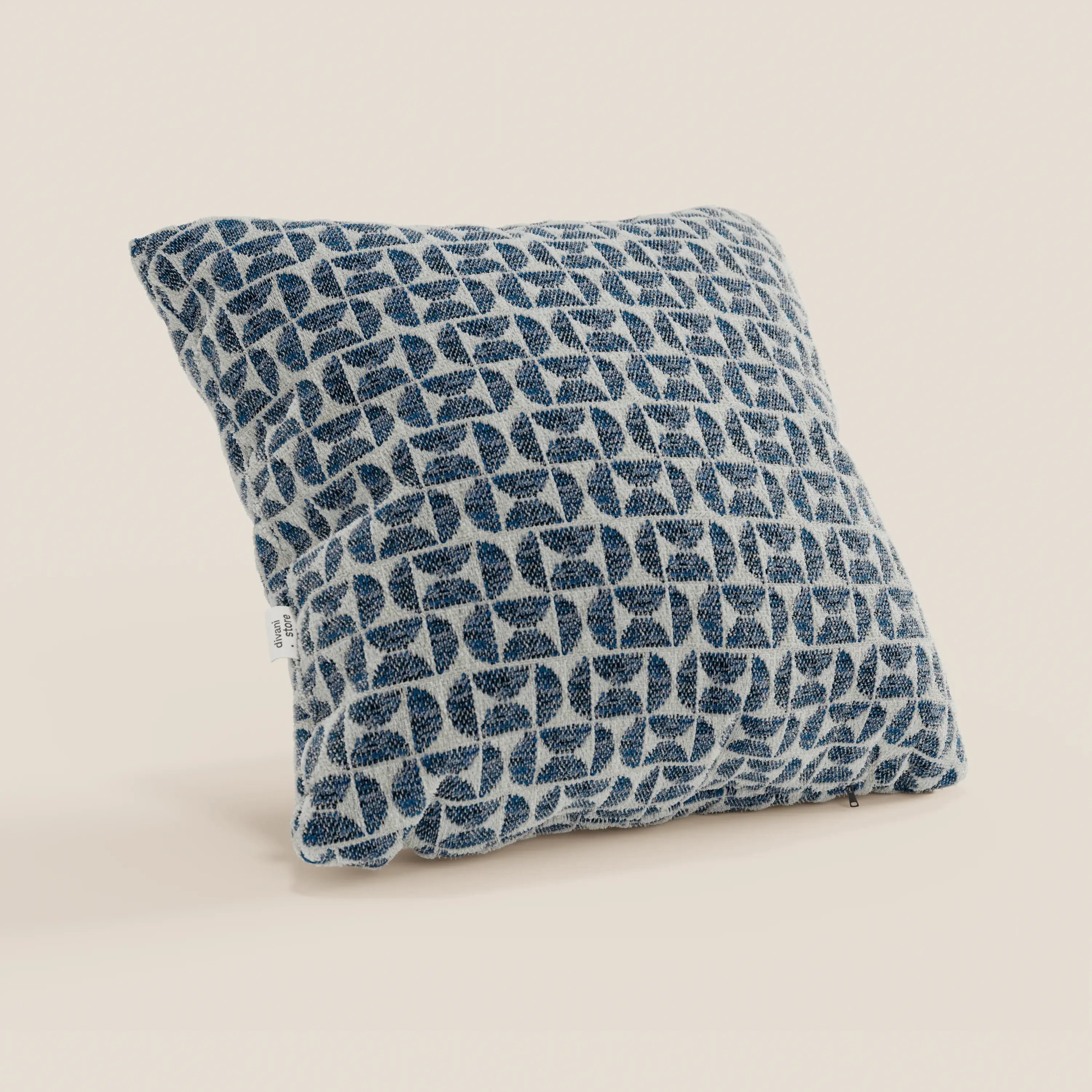 Il cuscino Naxos Decoro 45x45 in lino di Divani.Store è raffigurato su uno sfondo chiaro e presenta un elegante motivo geometrico blu e bianco con un'etichetta in tessuto a vista, che aggiunge un tocco morbido e moderno a qualsiasi ambiente.