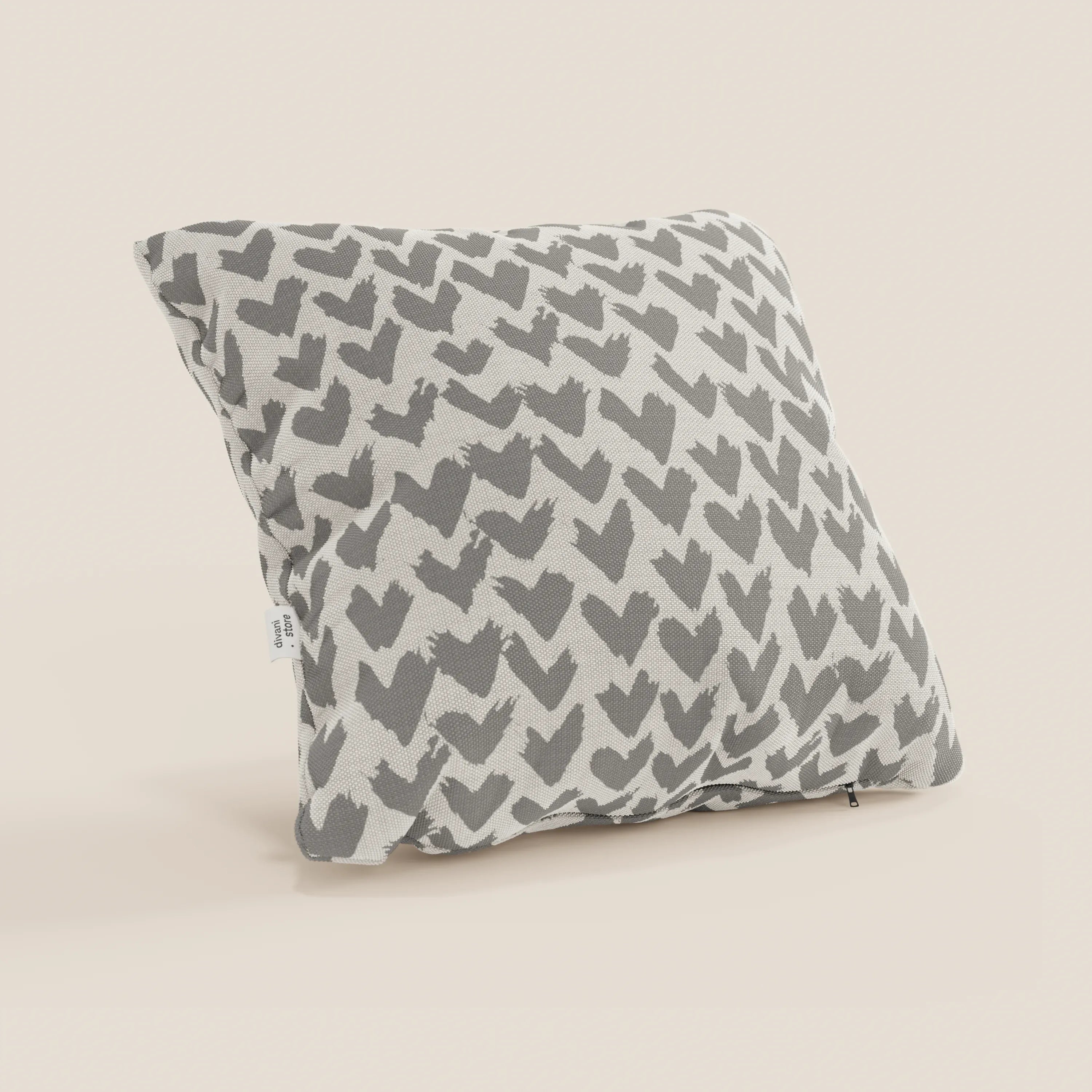 Arrow cuscini geometrici di Divani.Store è un cuscino quadrato in tessuto grigio idrorepellente, caratterizzato da un moderno motivo geometrico, mostrato in posizione angolata per mostrarne lo spessore e la piccola etichetta laterale. Disponibile in vari colori.