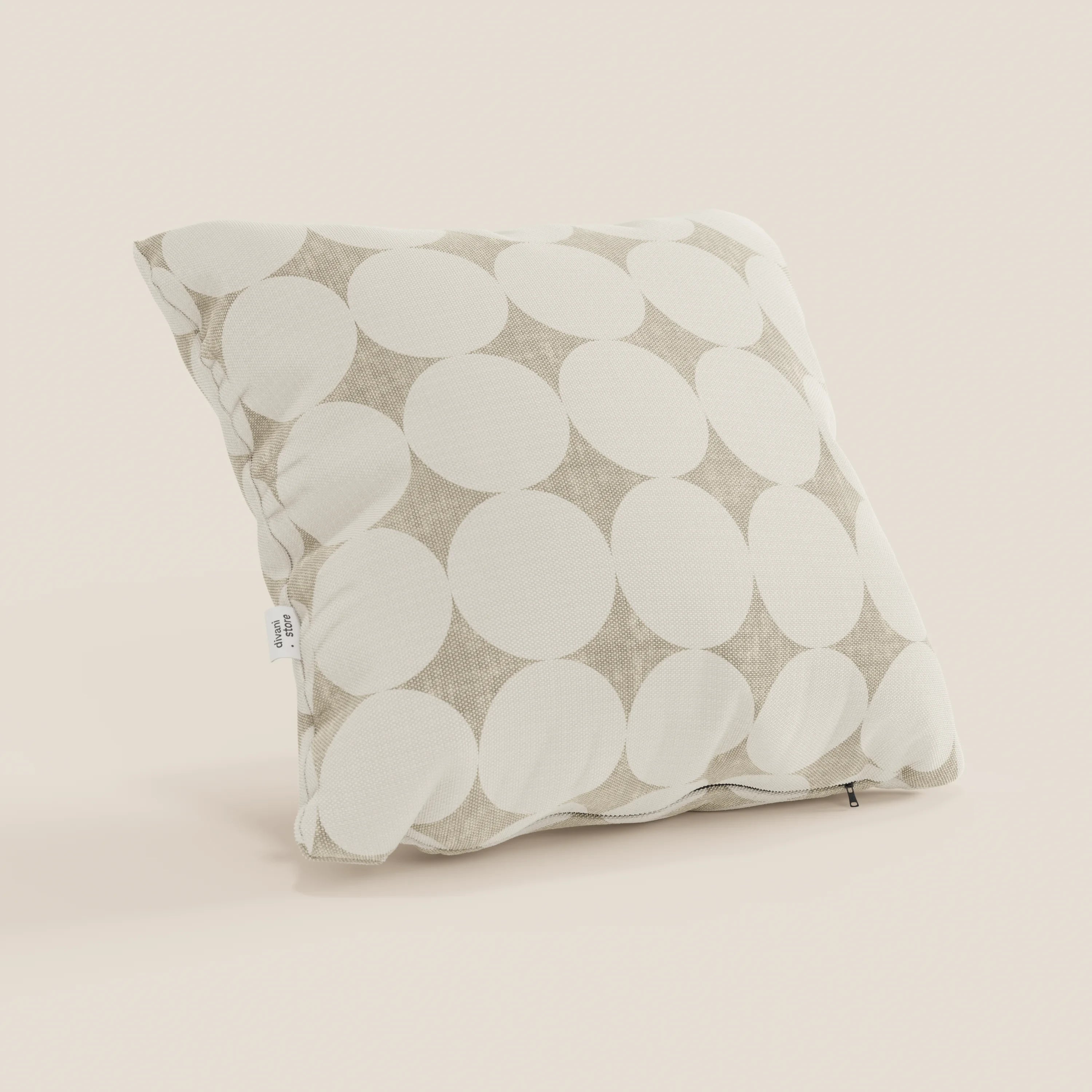 Il cuscino Dot geometrici di Divani.Store è un moderno cuscino quadrato in tessuto idrorepellente bianco con motivo a cerchi sovrapposti beige e bianchi, cerniera inferiore a vista, etichetta in tessuto e sfondo chiaro.