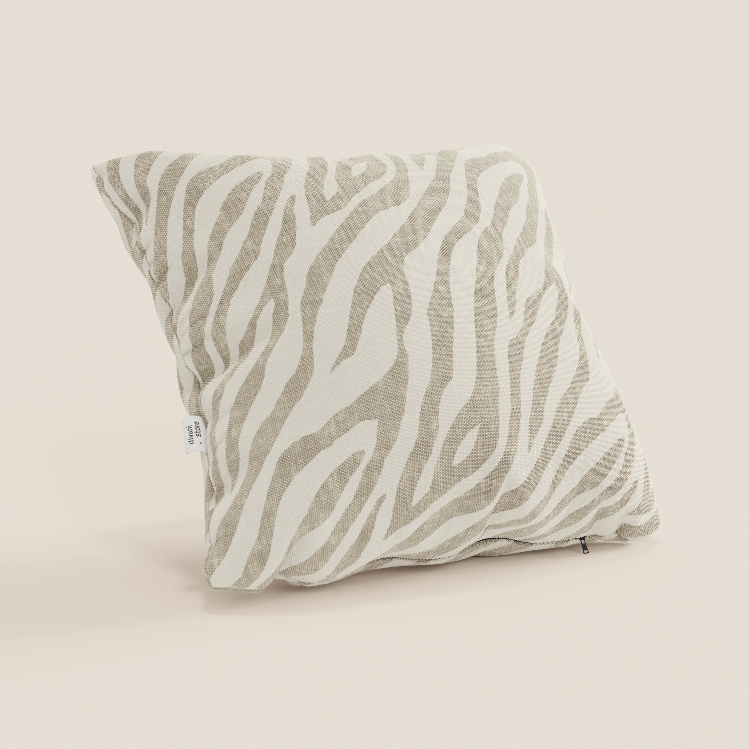 Il cuscino Stripe geometrici in tessuto idrorepellente di Divani.Store, in beige con motivo zebrato, si erge su uno sfondo chiaro e presenta una piccola etichetta laterale bianca e una cerniera a vista lungo il bordo inferiore.