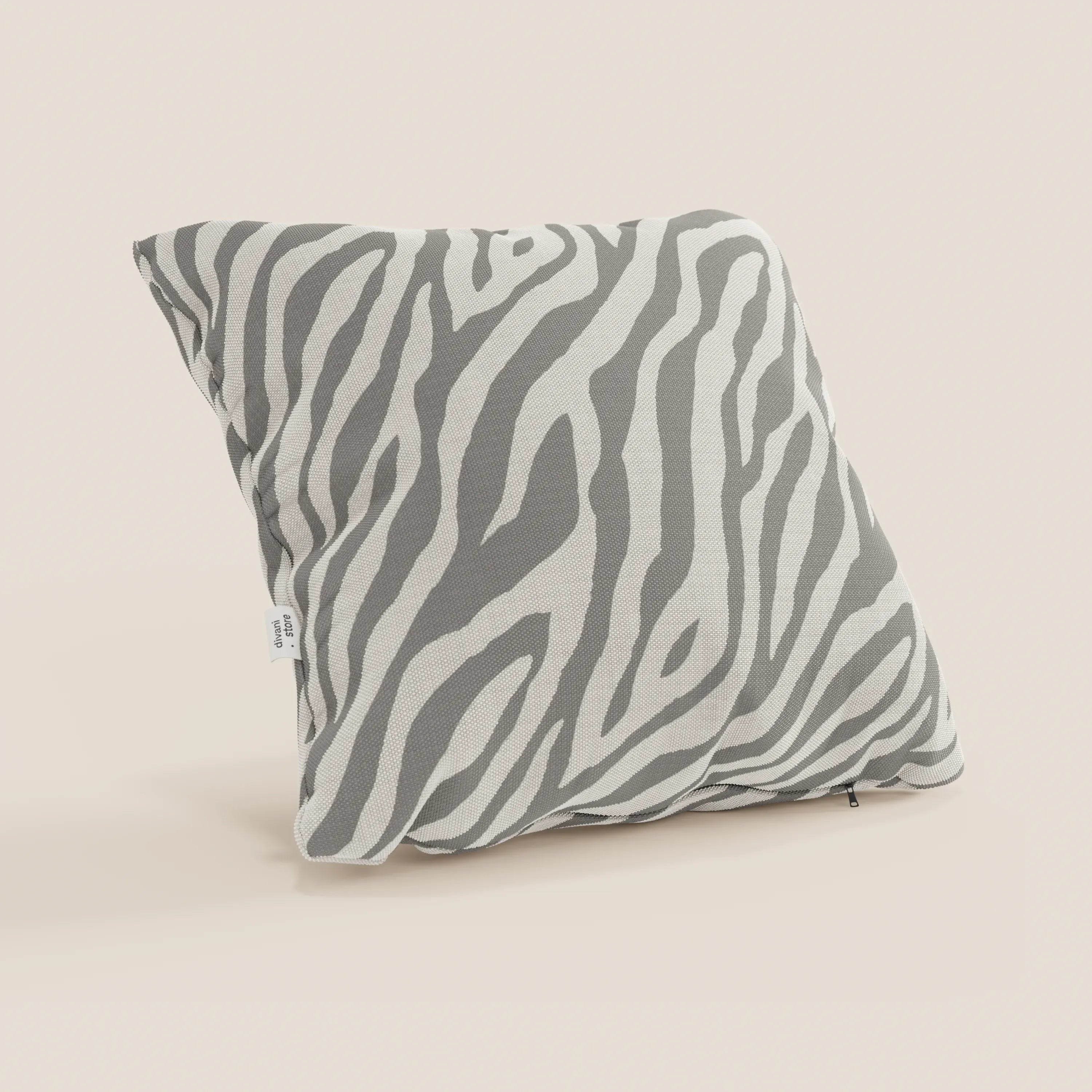 Il cuscino geometrico Stripe di Divani.Store, in tessuto grigio idrorepellente, è caratterizzato da un motivo zebrato ed è posizionato in verticale su uno sfondo beige chiaro, con una piccola etichetta bianca sulla cucitura laterale sinistra.