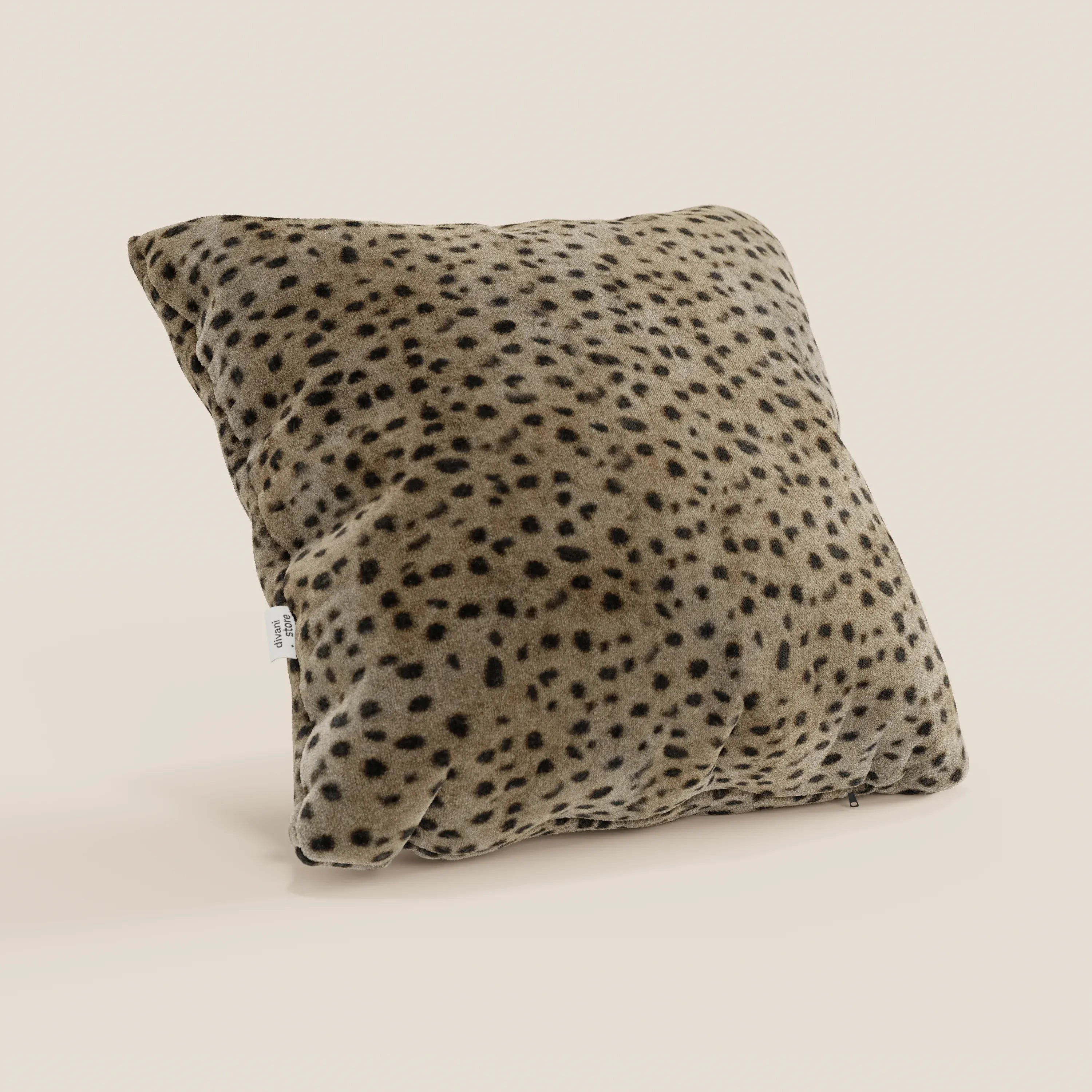Il cuscino Wild della collezione Wild di Divani.Store è un cuscino quadrato di 45x45 cm in morbida microfibra impermeabile con sfondo marrone e macchie nere di ghepardo, dotato di una targhetta laterale bianca, perfetto come cuscino decorativo.