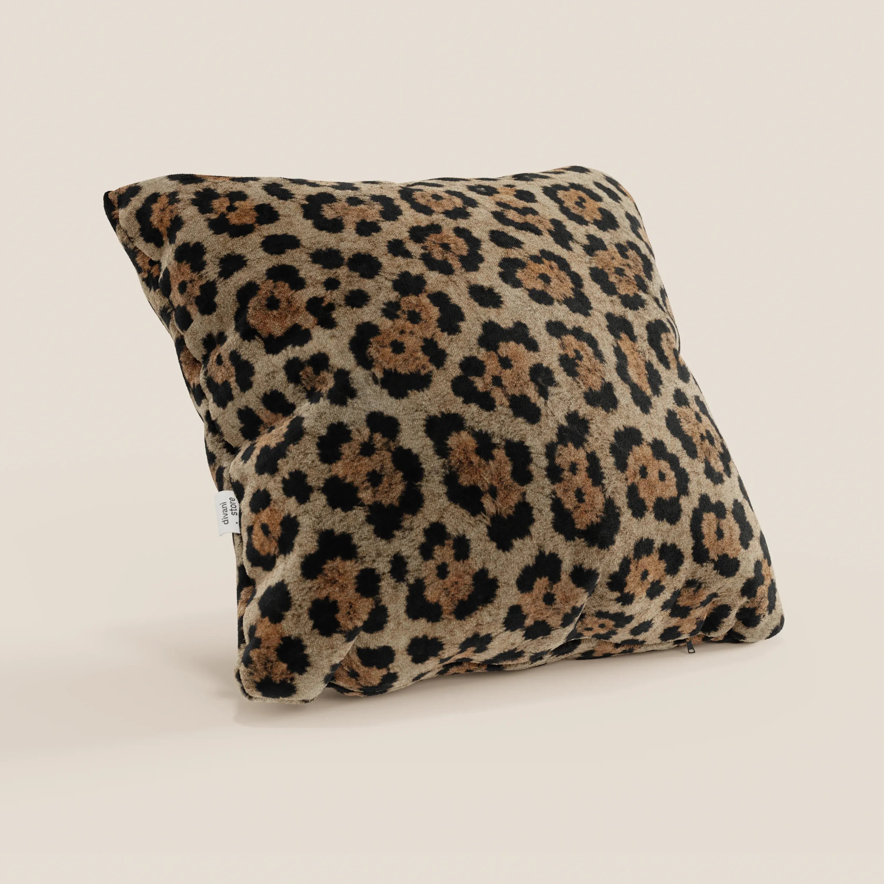 Il cuscino della collezione Wild di Divani.Store, in microfibra impermeabile giaguaro, è un cuscino quadrato con stampa leopardata marrone e nera su sfondo beige. Si regge su uno sfondo semplice ed è sfoderabile e lavabile in lavatrice.