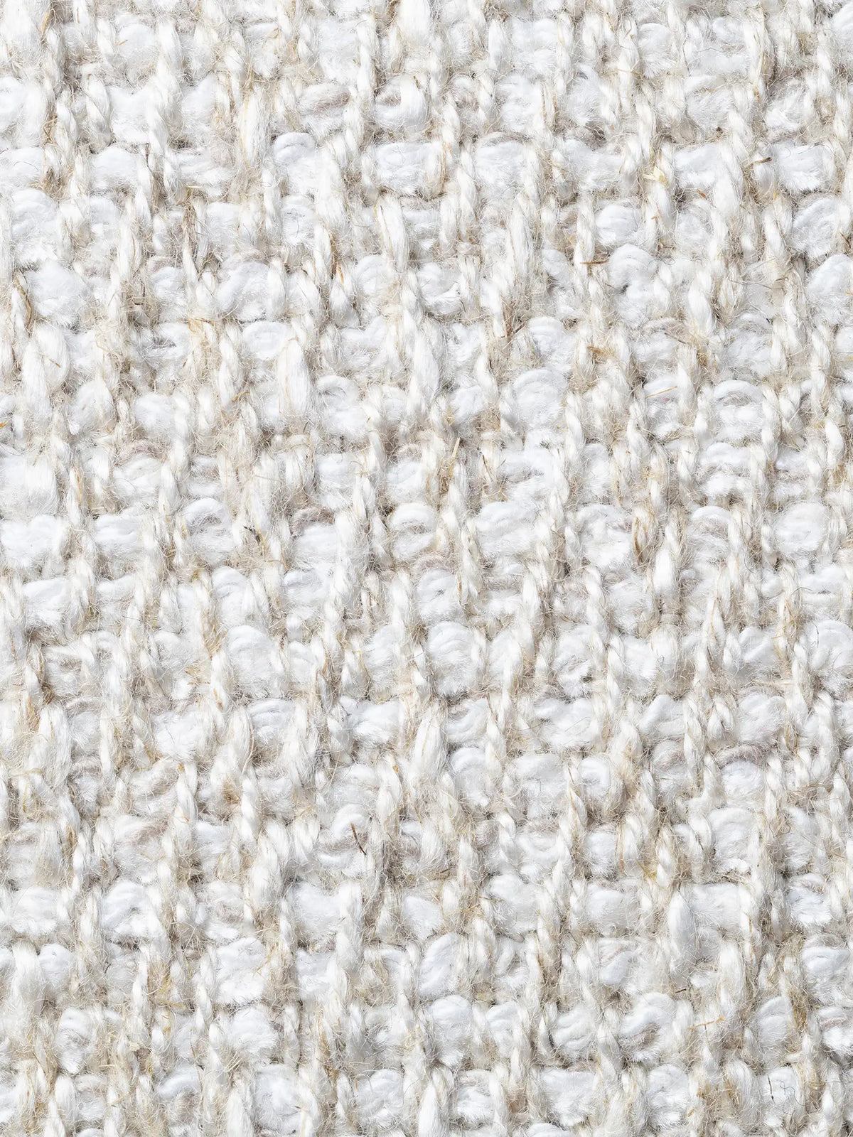 Un primo piano del tessuto S04 CHEVRON esclusivo, realizzato in viscosa, lino e cotone, che mostra un tessuto rustico color bianco sporco con un delicato motivo a chevron, fili intrecciati ben visibili e fibre morbide e nodose.