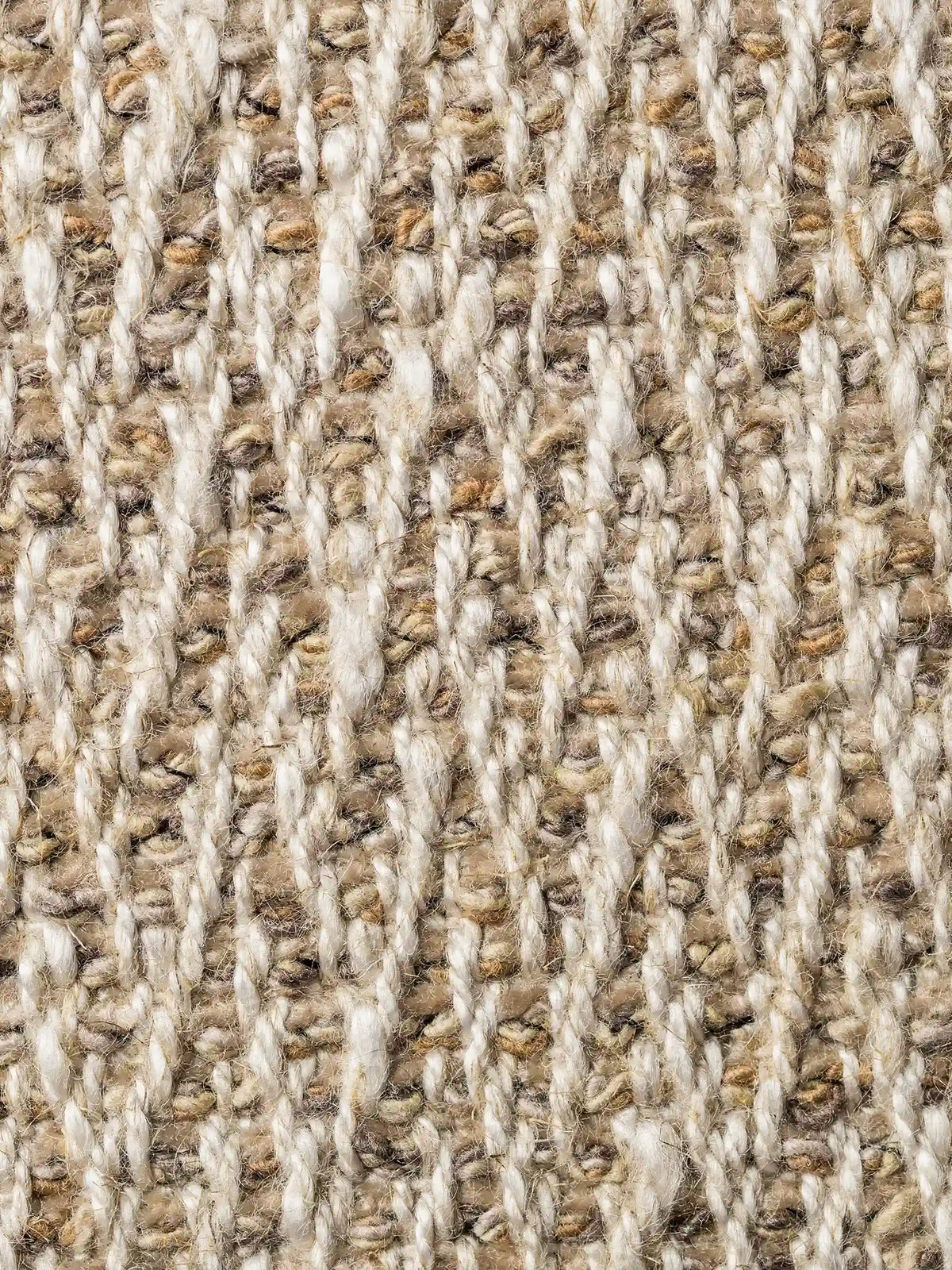 Un primo piano del tessuto S04 CHEVRON esclusivo, realizzato in viscosa, lino e cotone, che mostra un tessuto rustico e materico con un motivo chevron ripetuto in tonalità neutre di crema, beige e marrone chiaro.