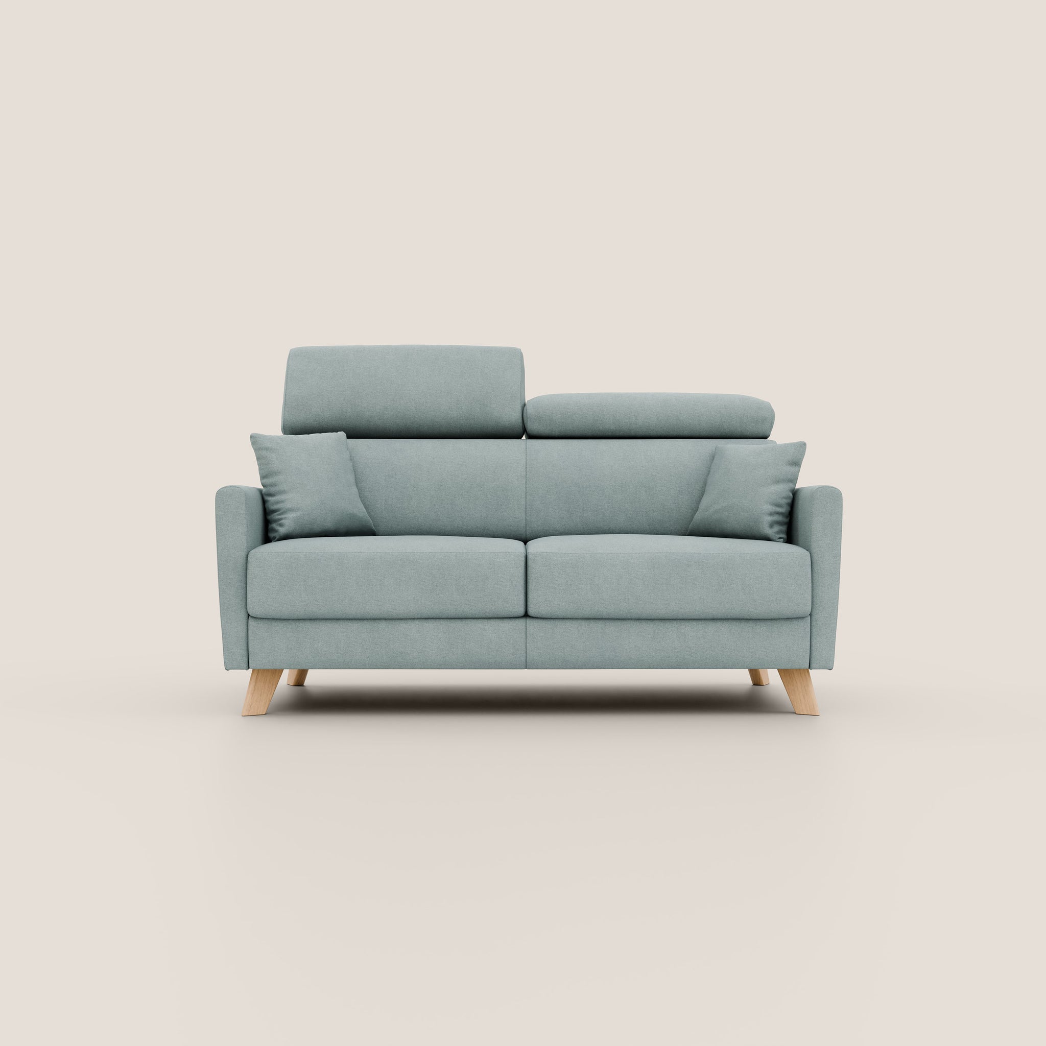 Ecco il divano letto Francy di Divani.Store: un divano contemporaneo color verde acqua chiaro con due cuscini di seduta, cuscini di schienale coordinati e poggiatesta regolabili nella parte superiore. Il design è completato da gambe angolate in legno e include due piccoli cuscini coordinati, tutti realizzati in tessuto smacchiabile antimacchia. Su uno sfondo bianco sporco semplice per un look pulito ed elegante.