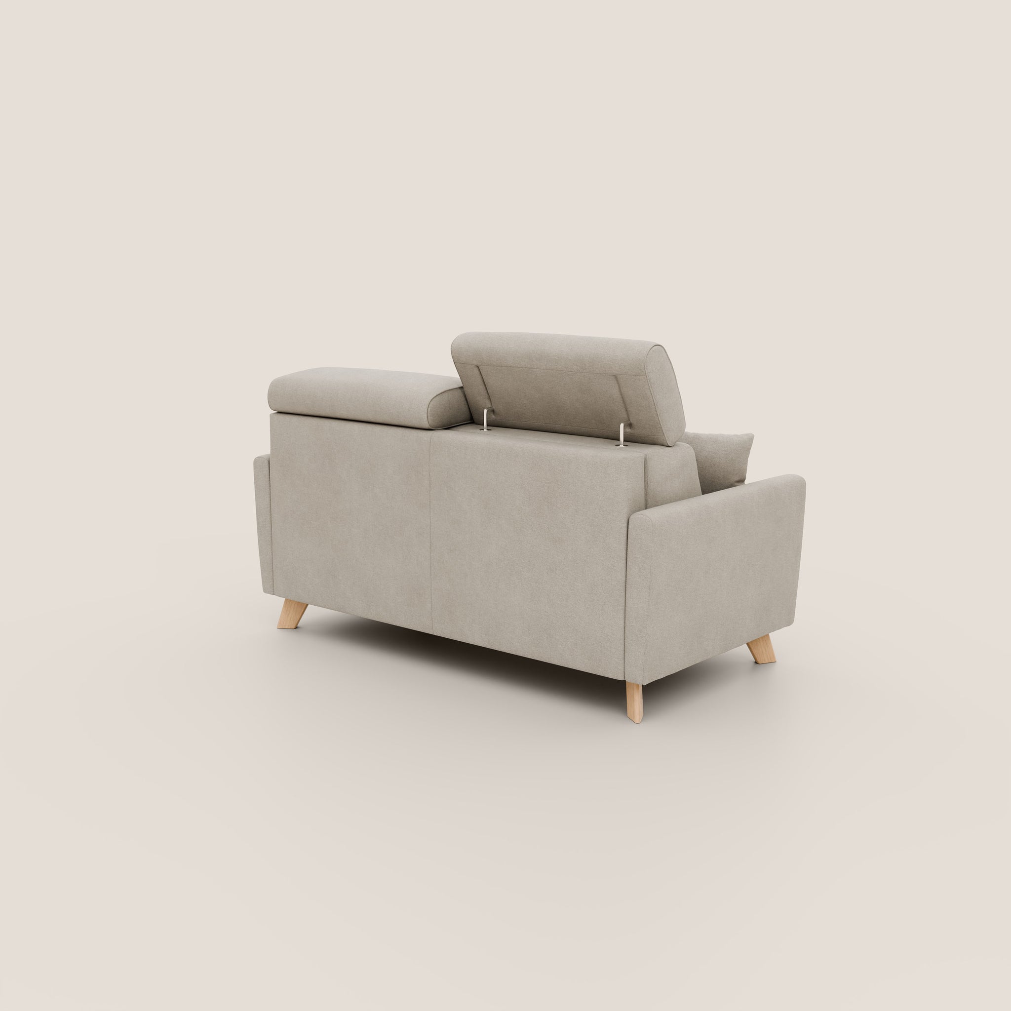 Ecco il divano letto Francy di Divani.Store, un moderno divano letto beige da 180 cm con poggiatesta regolabile, realizzato in tessuto antimacchia T17 PANNA. Presenta un design elegante con un'estetica minimalista e gambe in legno chiaro, presentate su uno sfondo chiaro semplice per evidenziarne la vista posteriore.