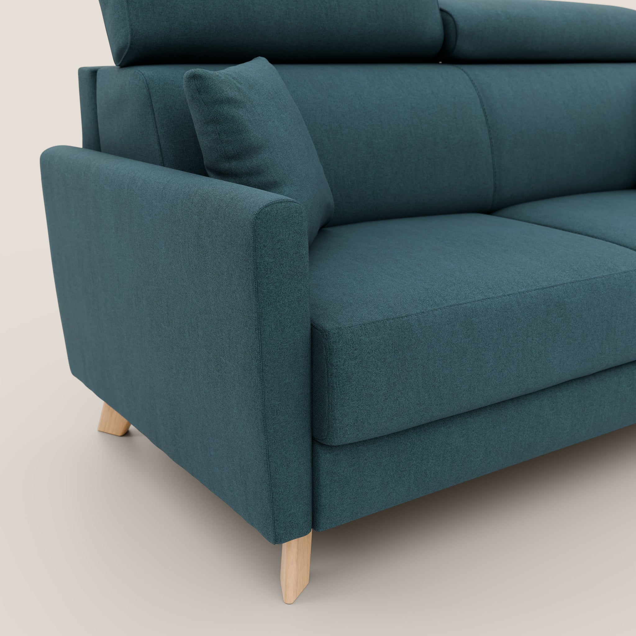 È presente un divano letto Francy, da 180 cm, di Divani.Store. Questo elegante divano verde acqua è dotato di gambe in legno chiaro e vanta linee pulite, un design elegante e poggiatesta regolabili. Il comodo pezzo è dotato di braccioli morbidi e tessuto PETROLIO liscio e antimacchia per comfort e stile. Il suo colore risalta magnificamente su uno sfondo beige neutro.