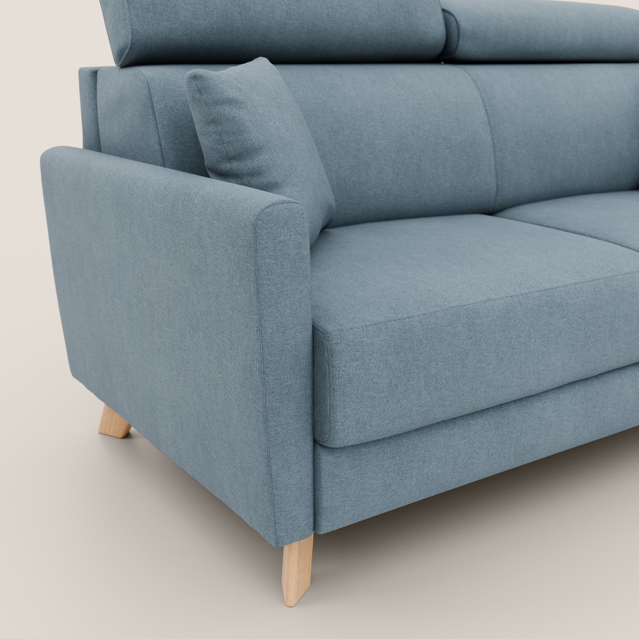 Ecco il divano letto Francy da 180 cm di Divani.Store, un elegante divano in tessuto grigio-blu con elementi di design minimalisti. Include poggiatesta regolabili ed è rivestito in tessuto smacchiabile T17 CARTA DA ZUCCHERO, che ne garantisce una facile pulizia. Il divano è completato da un bracciolo sinistro, due cuscini quadrati e gambe in legno chiaro, che conferiscono un aspetto contemporaneo ed elegante su uno sfondo neutro.