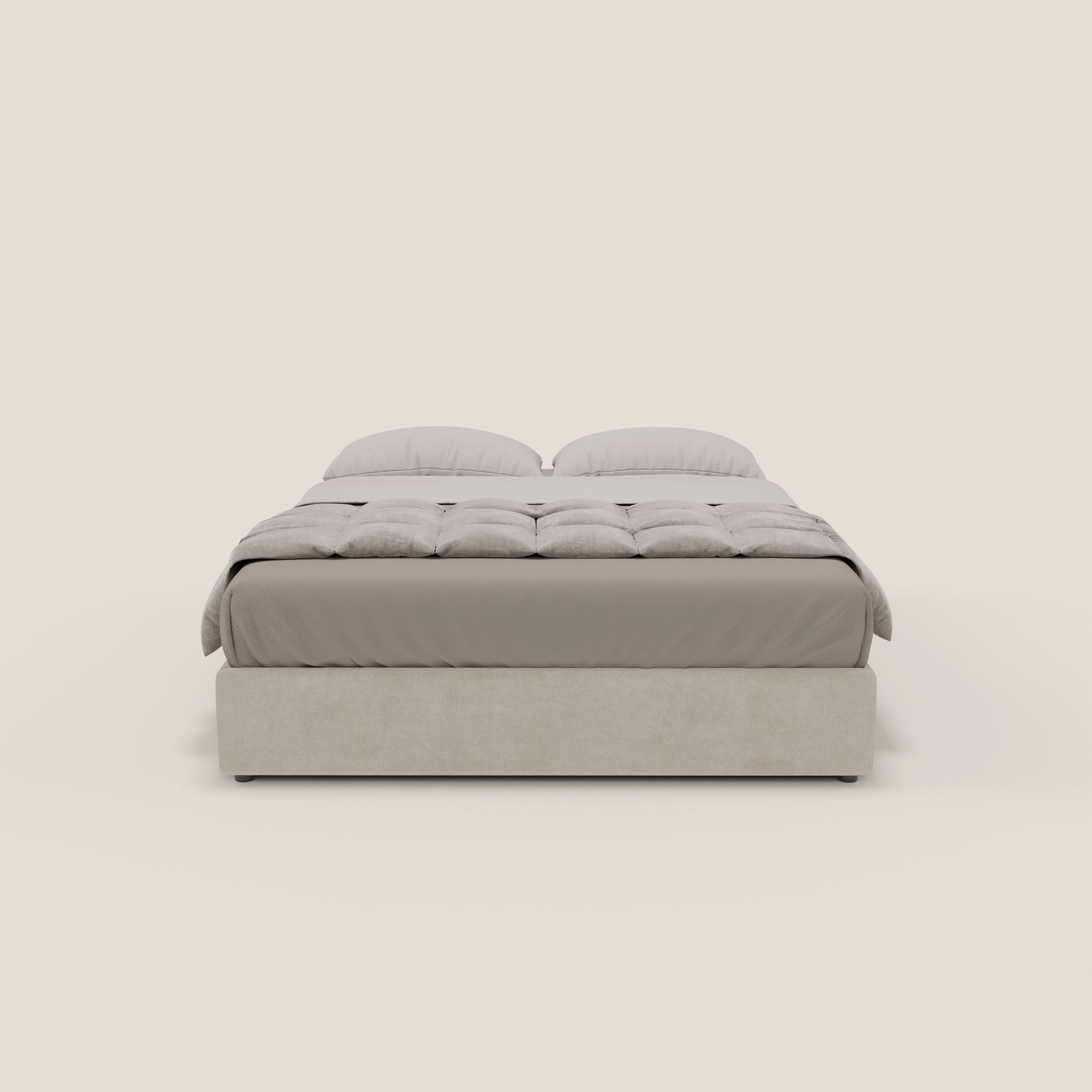 Una vista frontale di un letto ben fatto di Letti.store presenta il sommier Ina, completo di due grandi cuscini e un soffice piumone trapuntato in microfibra smacchiabile ed impermeabile nei toni neutri del beige e del grigio. Il design minimalista risalta su uno sfondo semplice e chiaro.