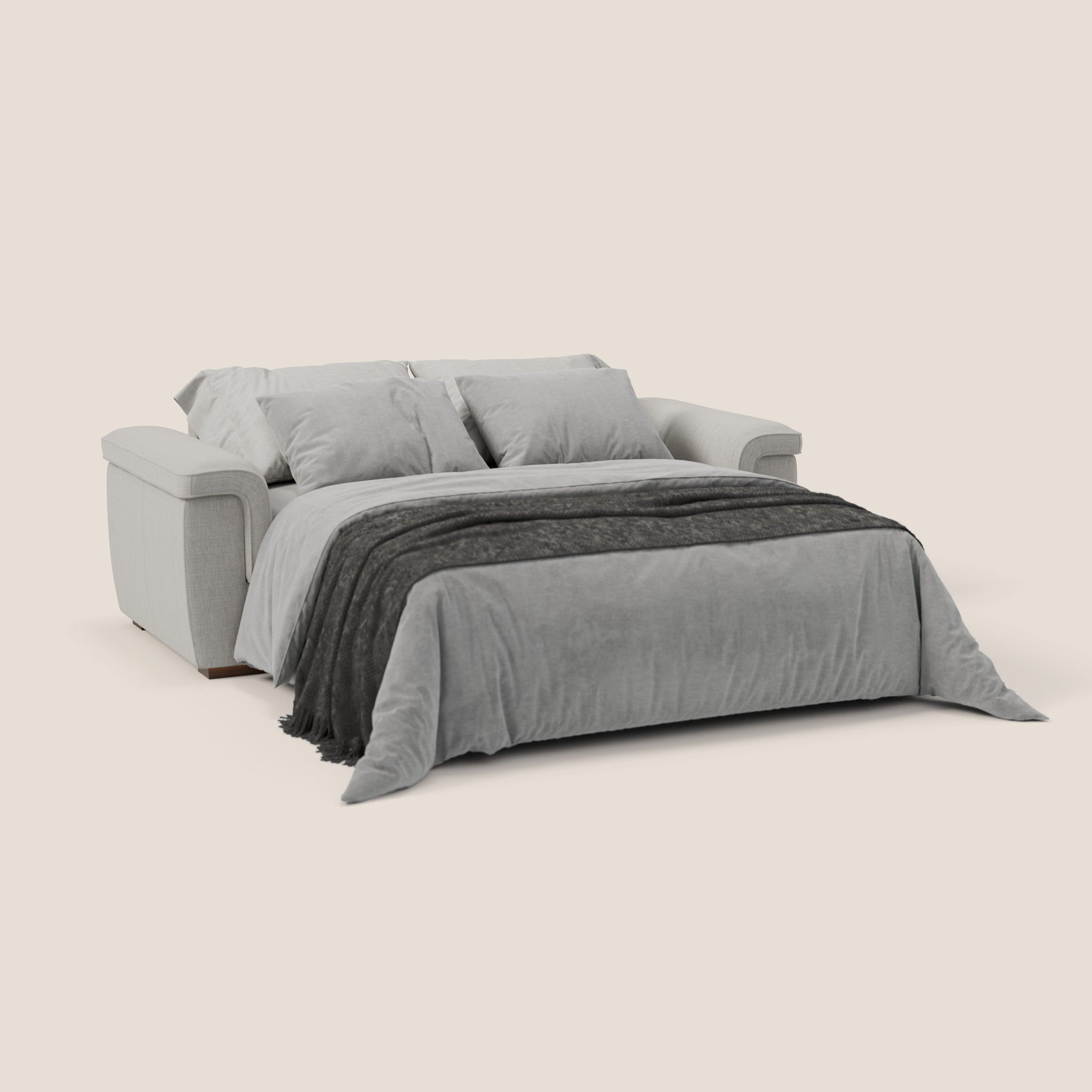 Il divano letto Giunone da 220 cm di Divani.Store si trasforma in un letto, presentando un set di biancheria da letto grigio ben organizzato con due grandi cuscini e una coperta grigio scuro ai piedi. Il suo comfort ad alta densità assicura una seduta morbida, mentre si distingue su uno sfondo beige semplice, evidenziando il suo design elegante.