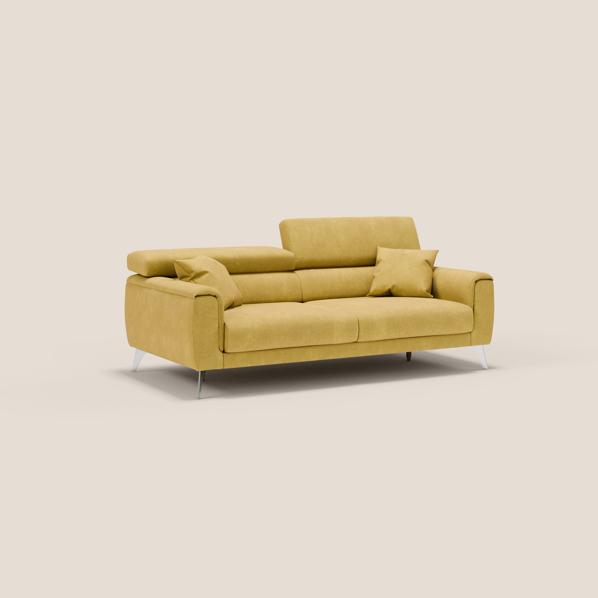 Questo elegante divano Caravaggio di Divani.Store vanta un design moderno in giallo, con due cuscini rettangolari per lo schienale e due cuscini quadrati, tutti sostenuti da eleganti gambe argentate. Offre un comfort avanzato su uno sfondo beige neutro.