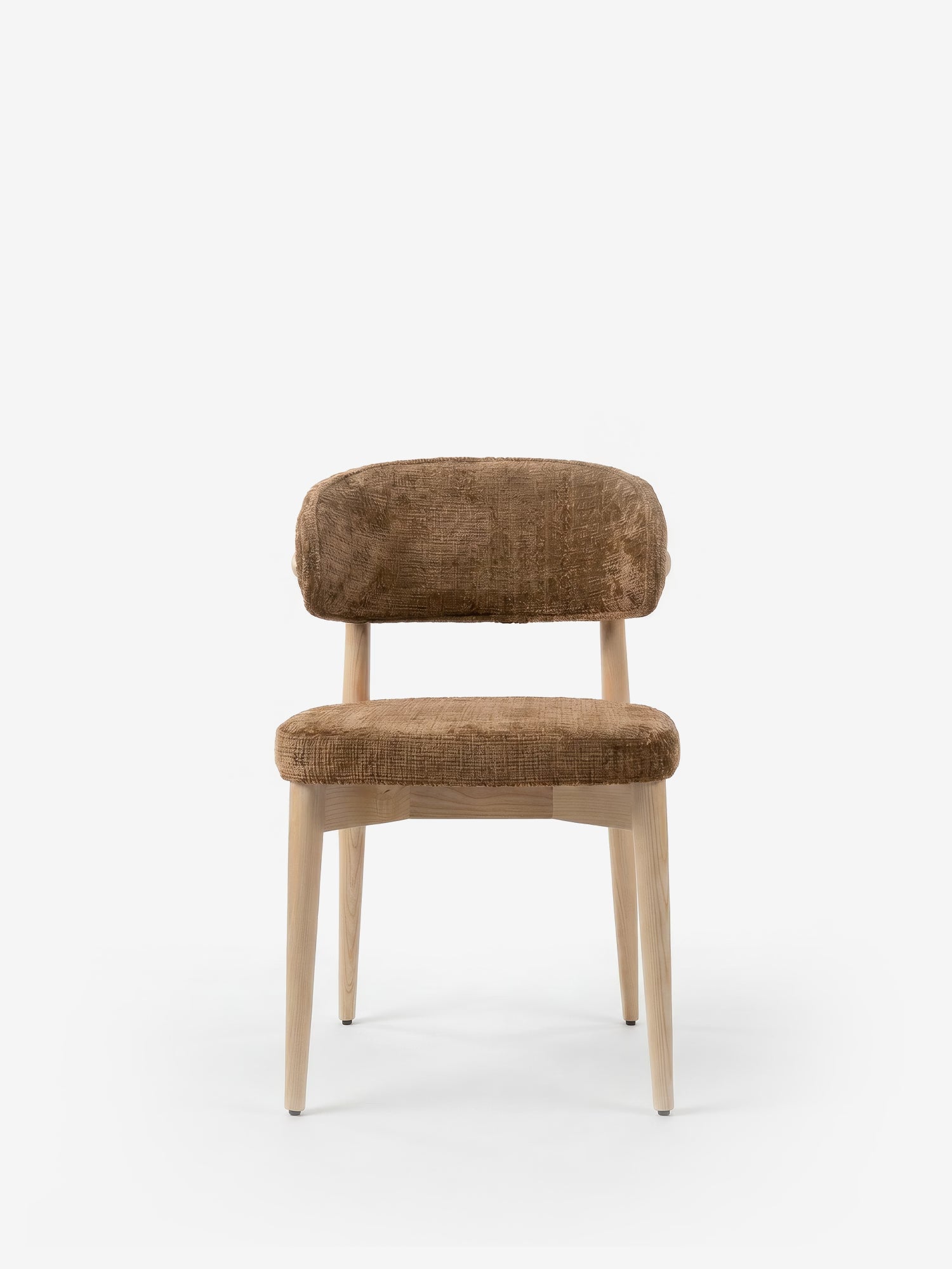 La sedia imbottita Dafne di Divani.Store presenta gambe in rovere massello naturale e seduta e schienale imbottiti in tessuto ciniglia marrone certificato OEKO-TEX®, con bordi arrotondati e stile minimalista, raffigurata su uno sfondo bianco a tinta unita.