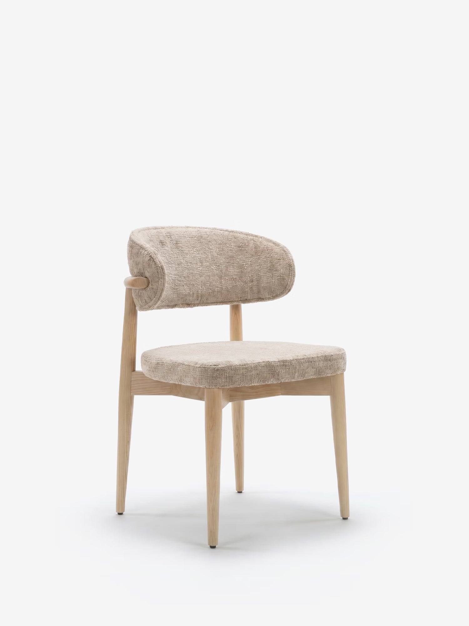 La sedia imbottita Dafne di Divani.Store presenta una struttura e gambe in rovere naturale massiccio, uno schienale imbottito dalla linea curva e una seduta in ciniglia certificata OEKO-TEX® in un delicato beige: un design minimalista che risalta su uno sfondo bianco a tinta unita.