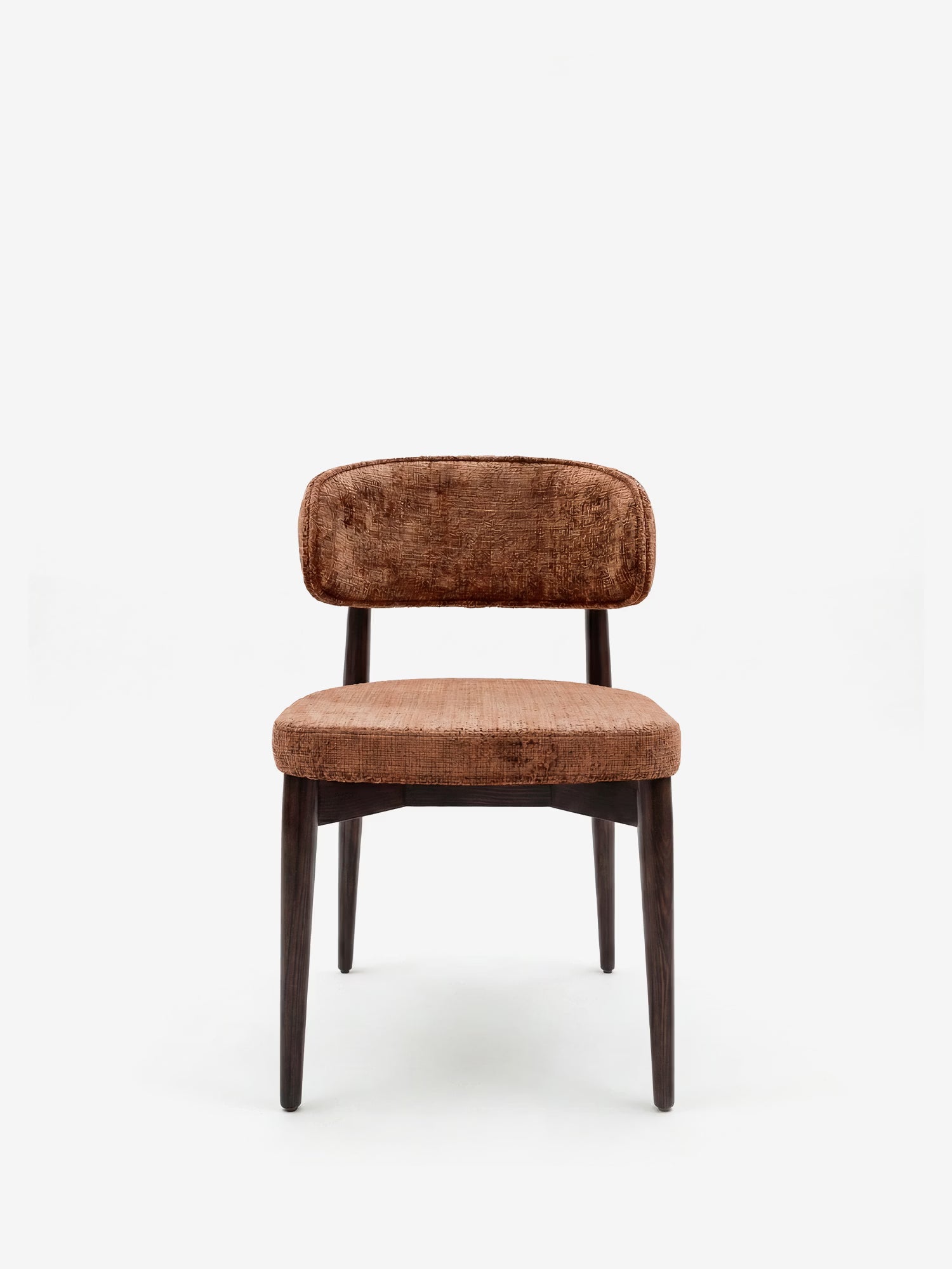 La sedia Dafne di Divani.Store presenta una seduta imbottita in ciniglia marrone certificata OEKO-TEX® con schienale arrotondato e quattro gambe in legno massello di wengé, raffigurata su uno sfondo bianco a tinta unita per esaltarne il design moderno e minimalista.