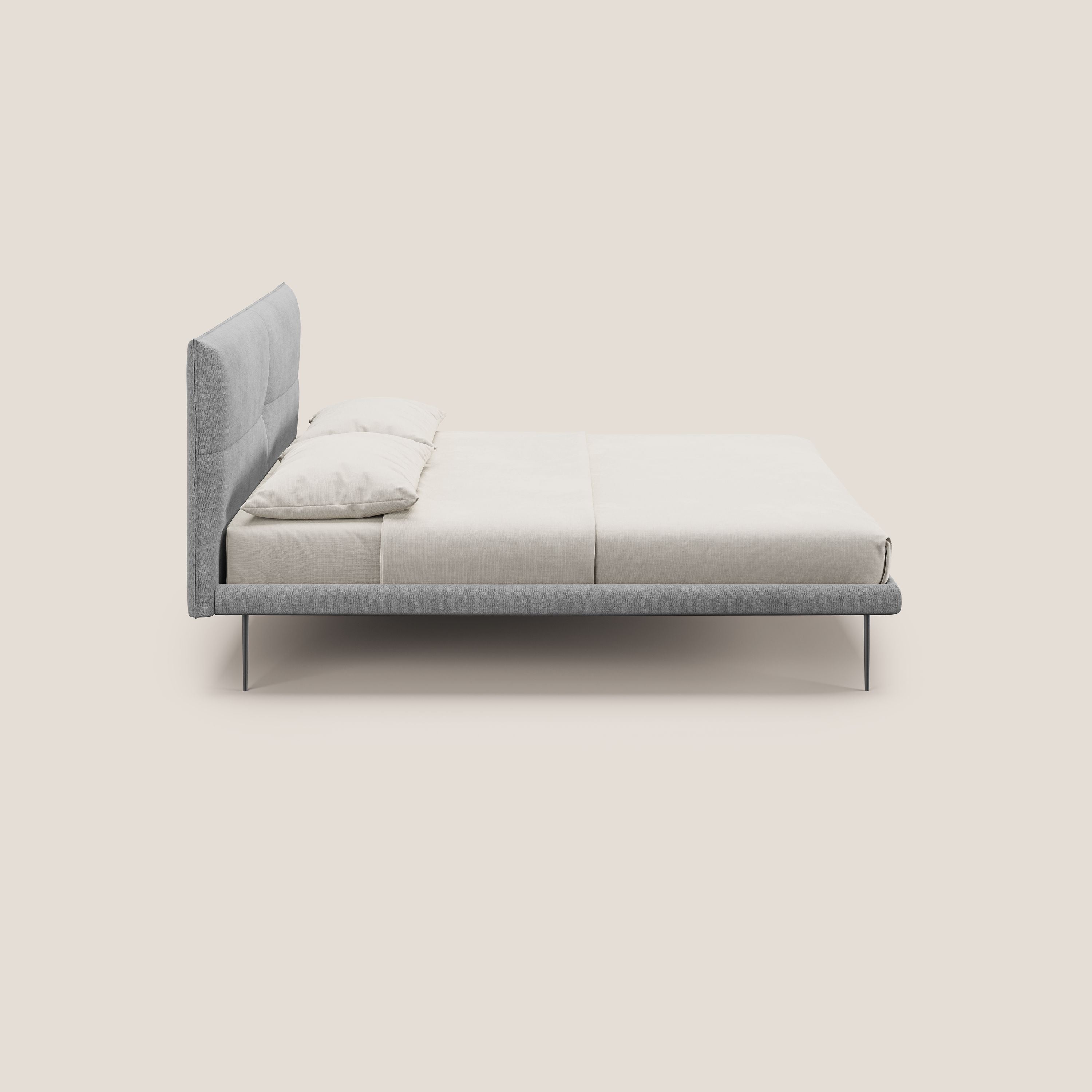 Akiko letto imbottito con piedi alti in metallo in tessuto impermeabile T02 grigio chiaro - divani.store