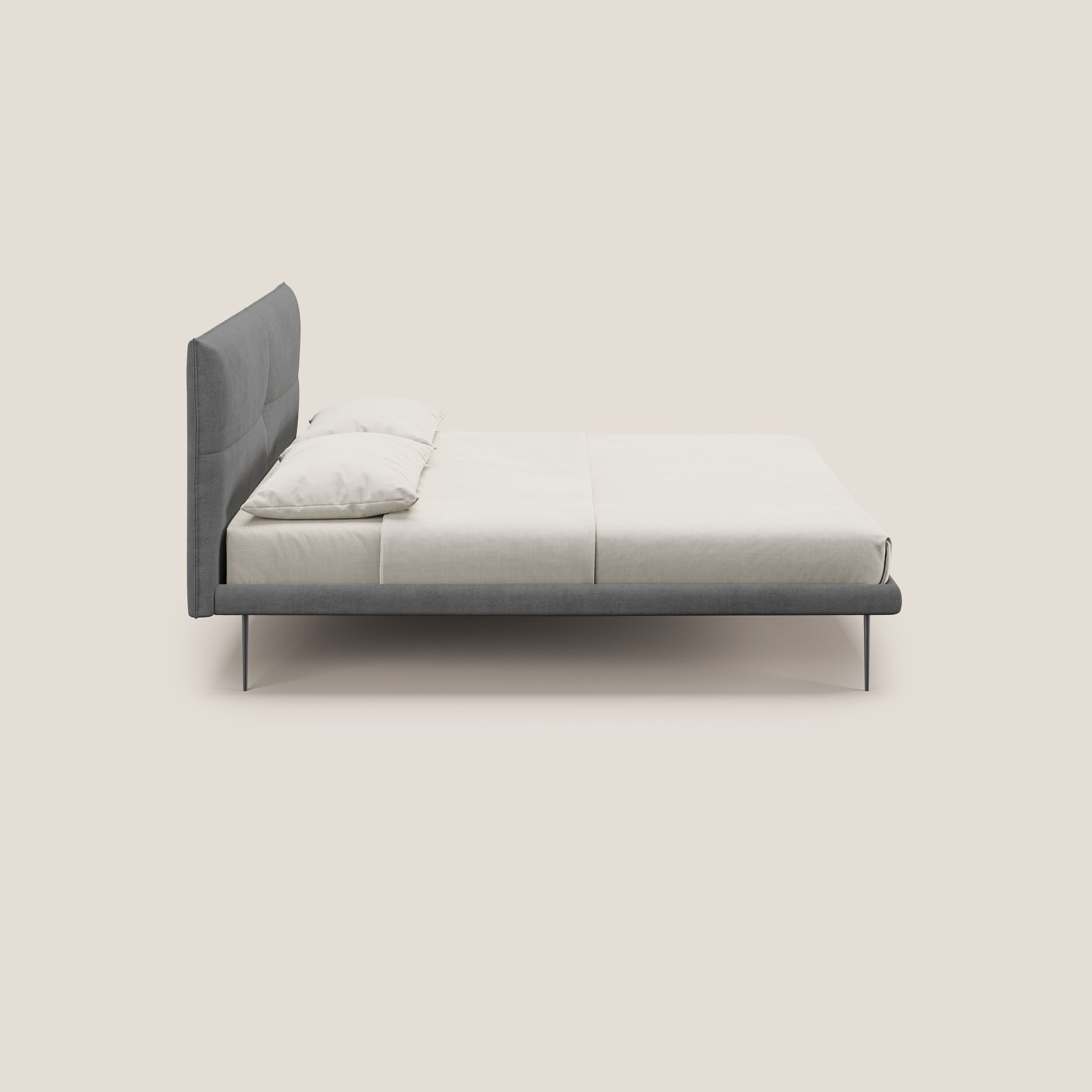 Akiko letto imbottito con piedi alti in metallo in tessuto impermeabile T02 grigio - divani.store