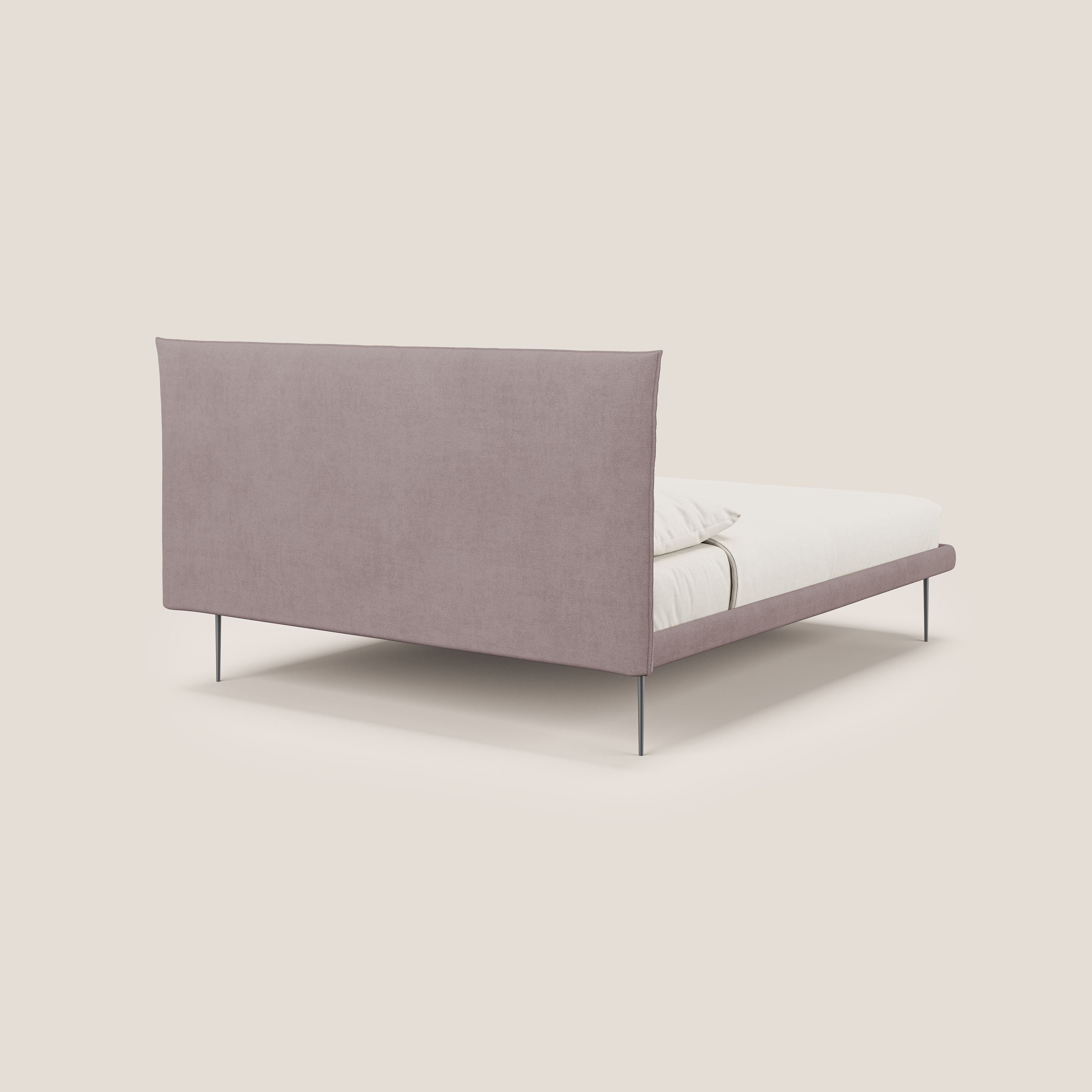 Akiko letto imbottito con piedi alti in metallo in tessuto impermeabile T02 rosa - divani.store