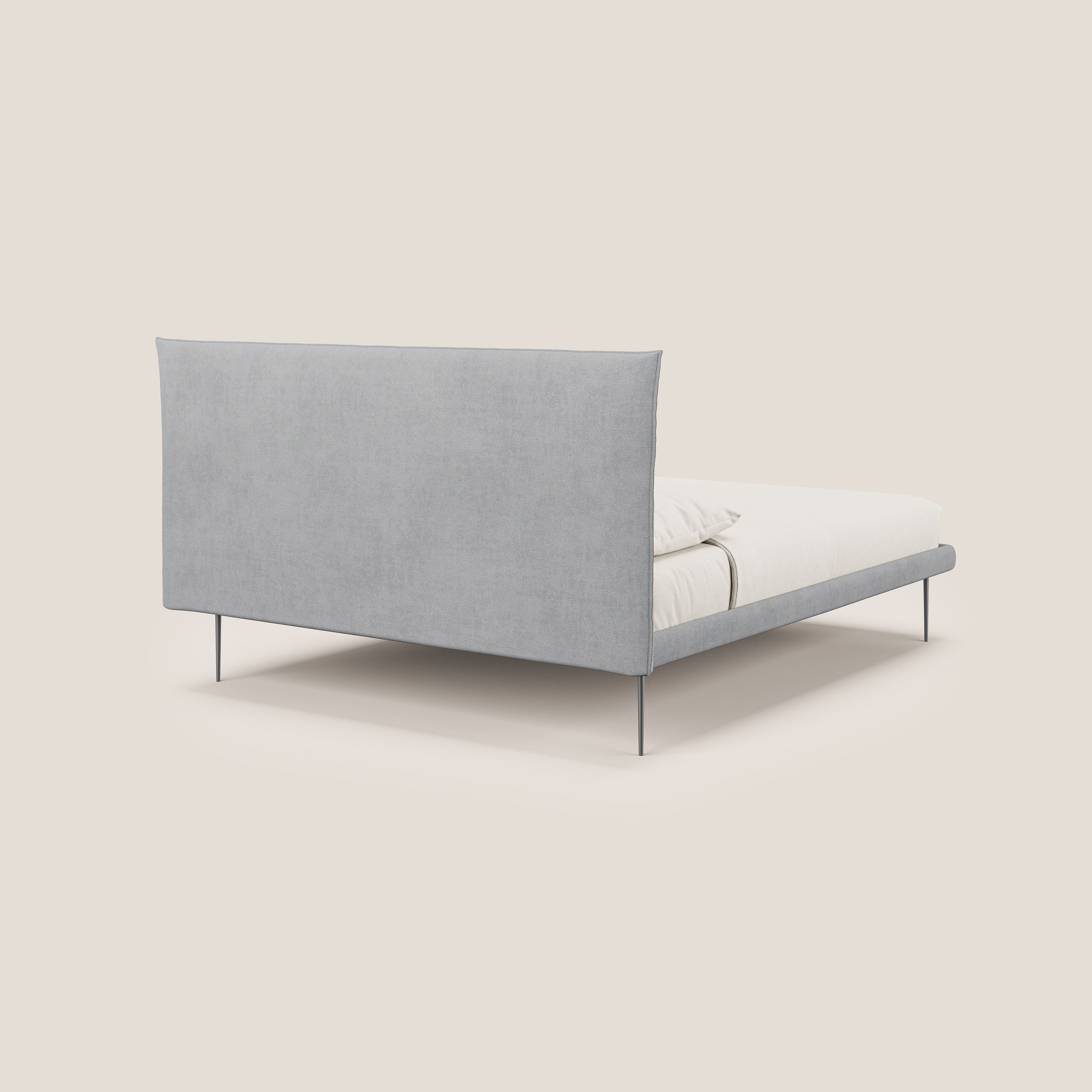 Akiko letto imbottito con piedi alti in metallo in tessuto impermeabile T02 grigio chiaro - divani.store