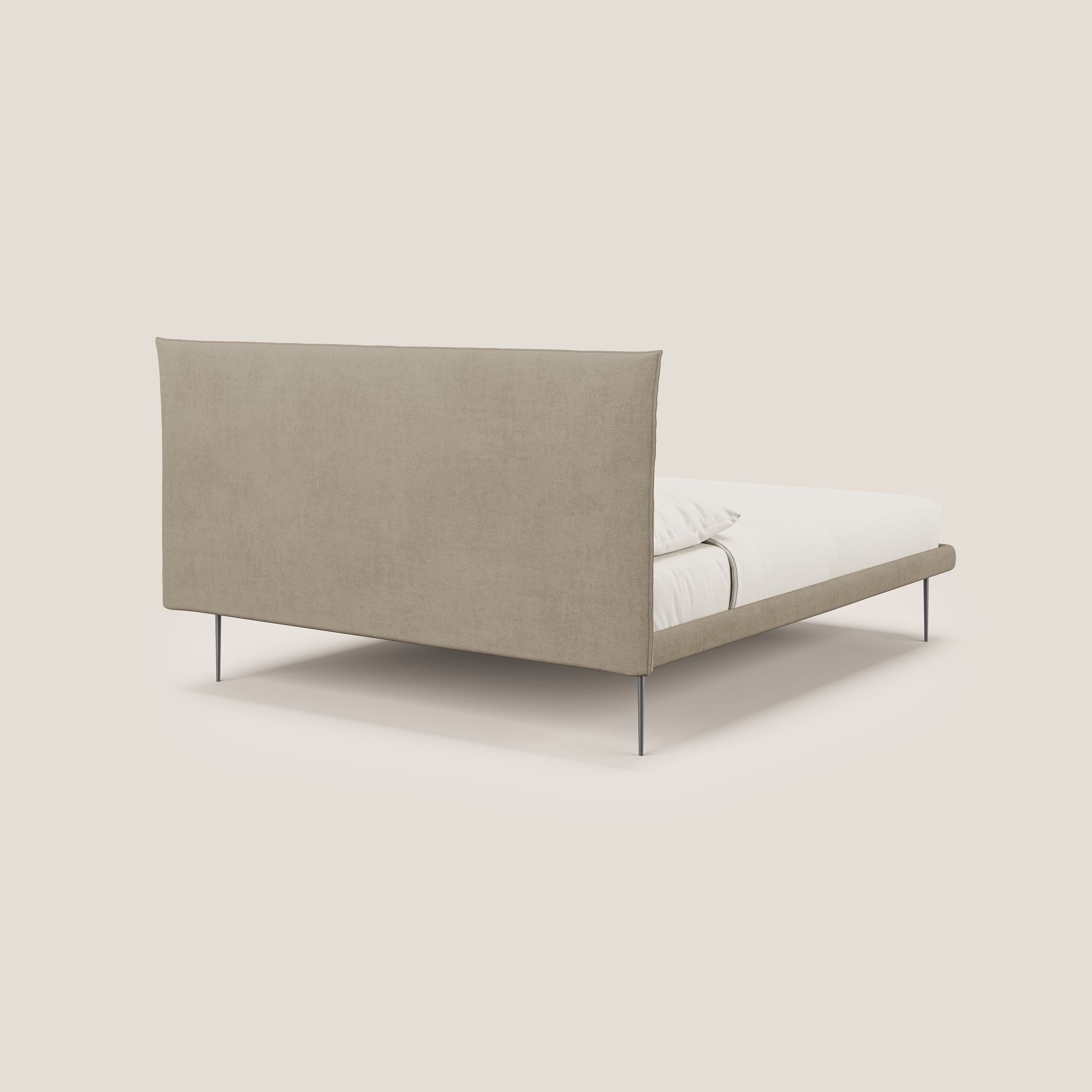 Akiko letto imbottito con piedi alti in metallo in tessuto impermeabile T02 beige - divani.store