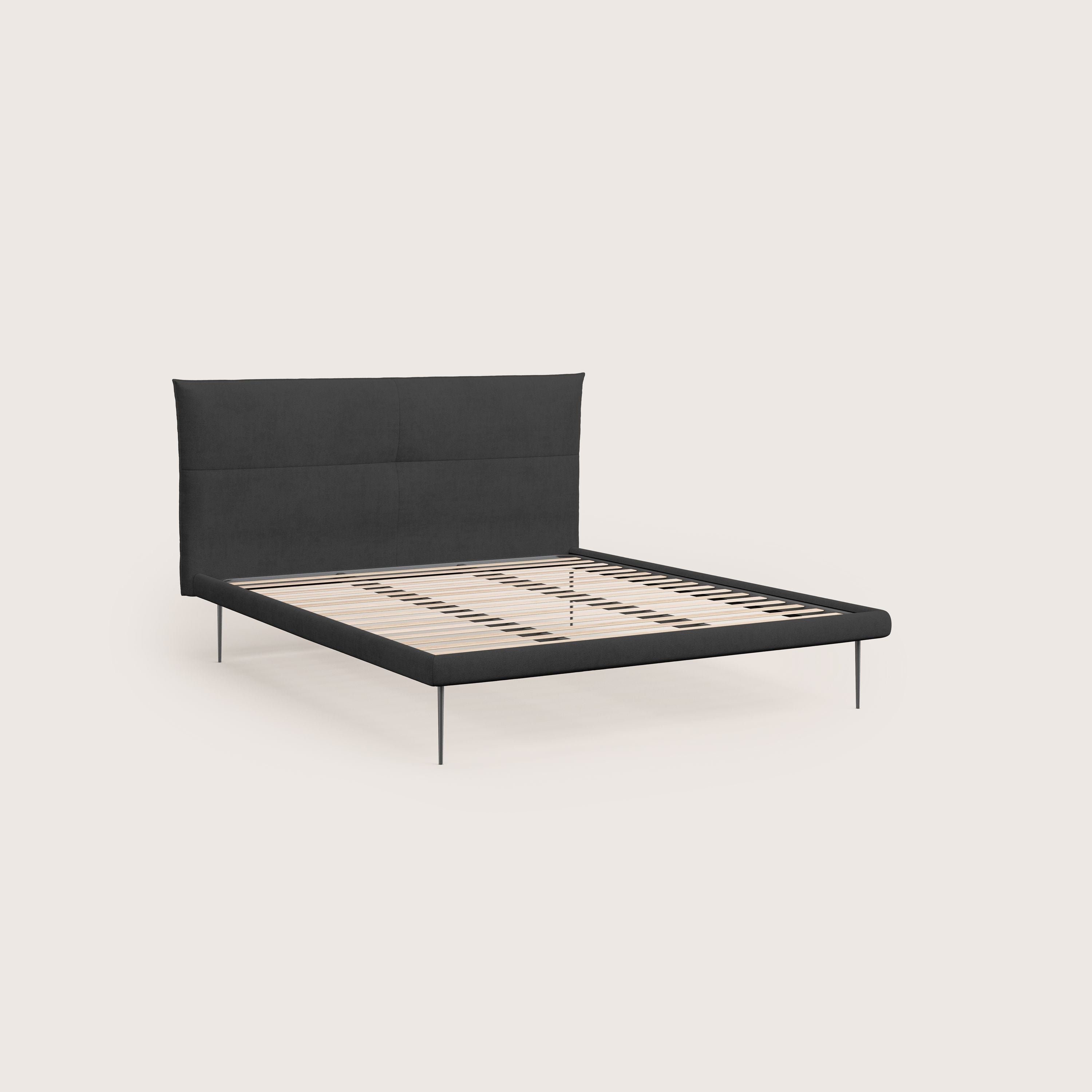 Akiko letto imbottito con piedi alti in metallo in tessuto impermeabile T02 nero - divani.store