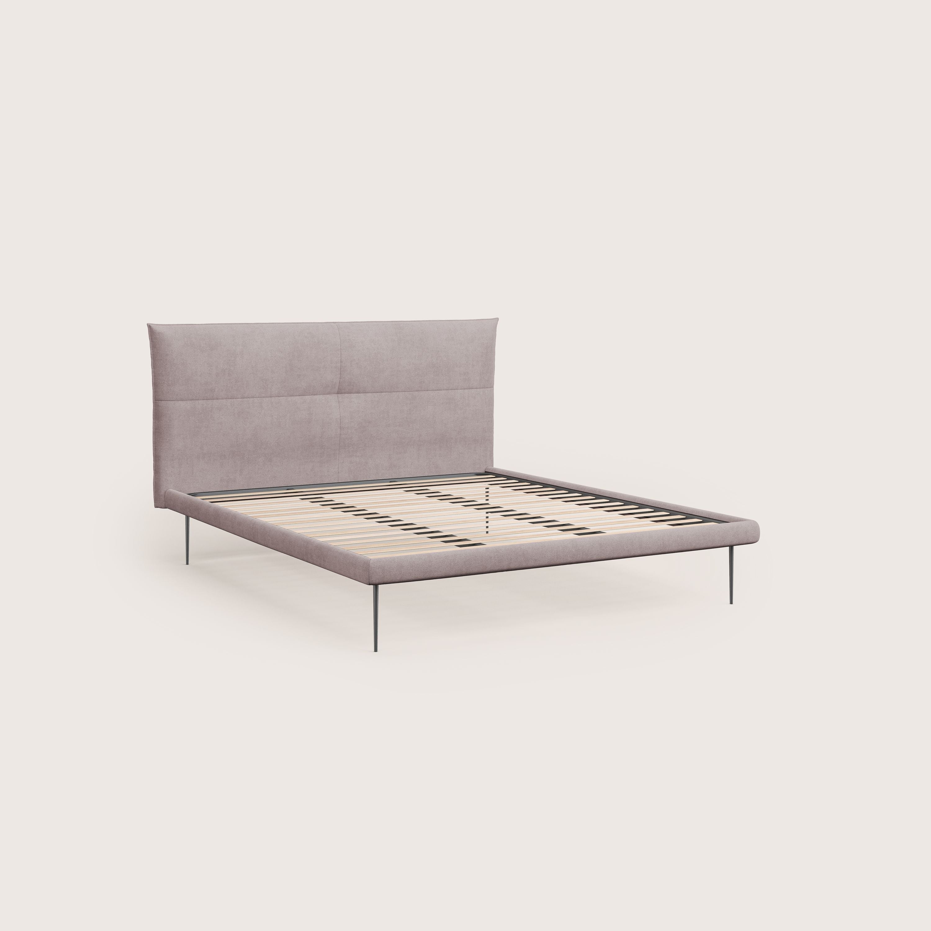 Akiko letto imbottito con piedi alti in metallo in tessuto impermeabile T02 rosa - divani.store